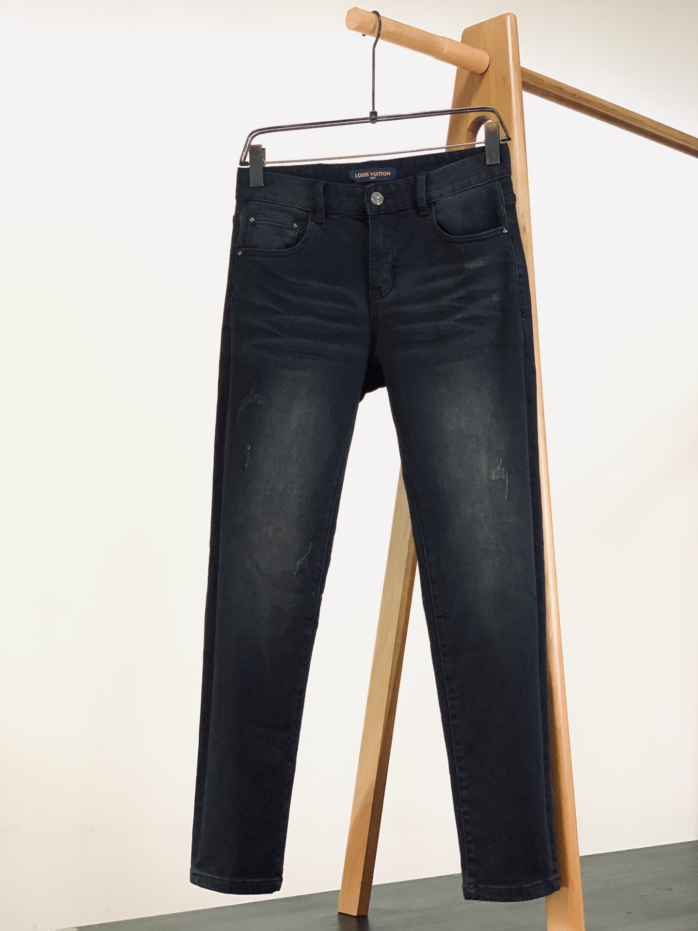 LouisVuitton 路易威登 2026SS早春新品黑灰做旧老花牛仔裤👖精选高弹重磅丹宁面料，多道手