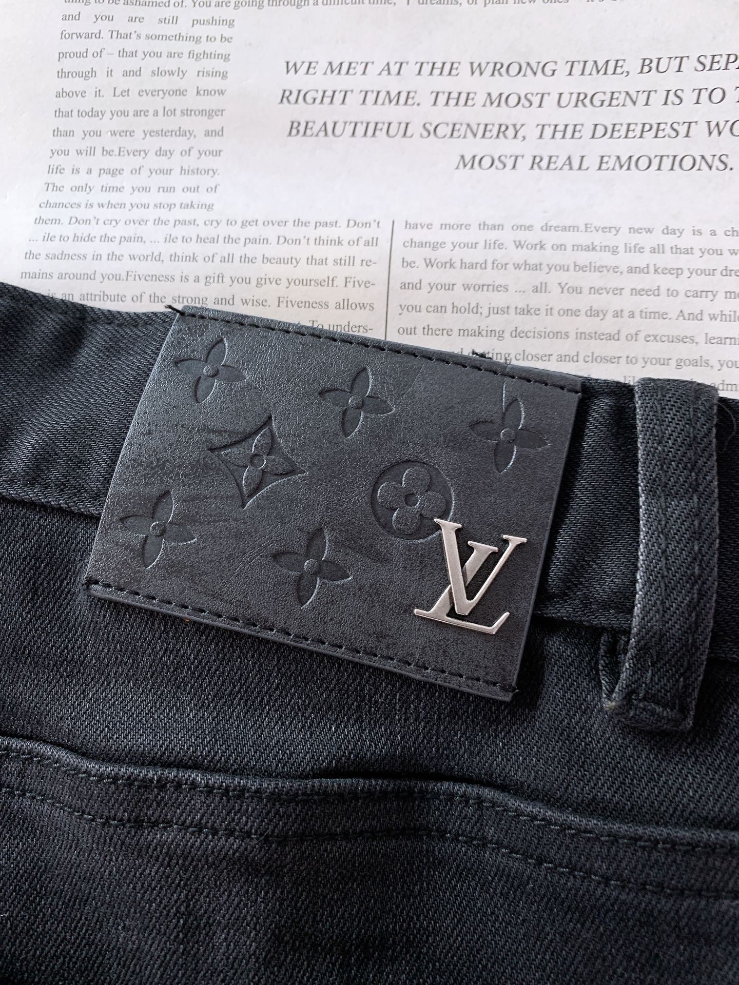 LouisVuitton 路易威登 2026SS早春新品黑灰做旧老花牛仔裤👖精选高弹重磅丹宁面料，多道手