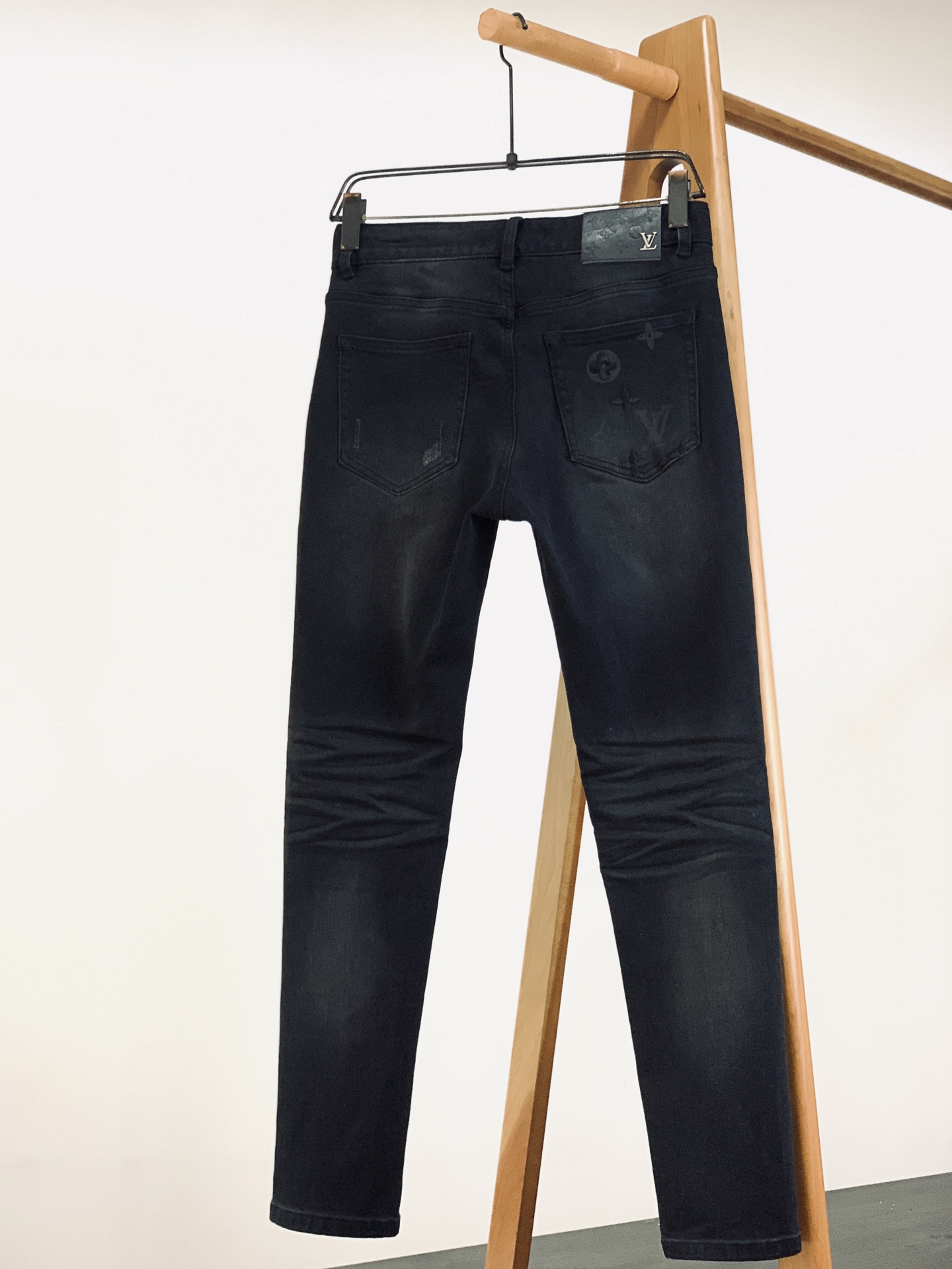 LouisVuitton 路易威登 2026SS早春新品黑灰做旧老花牛仔裤👖精选高弹重磅丹宁面料，多道手