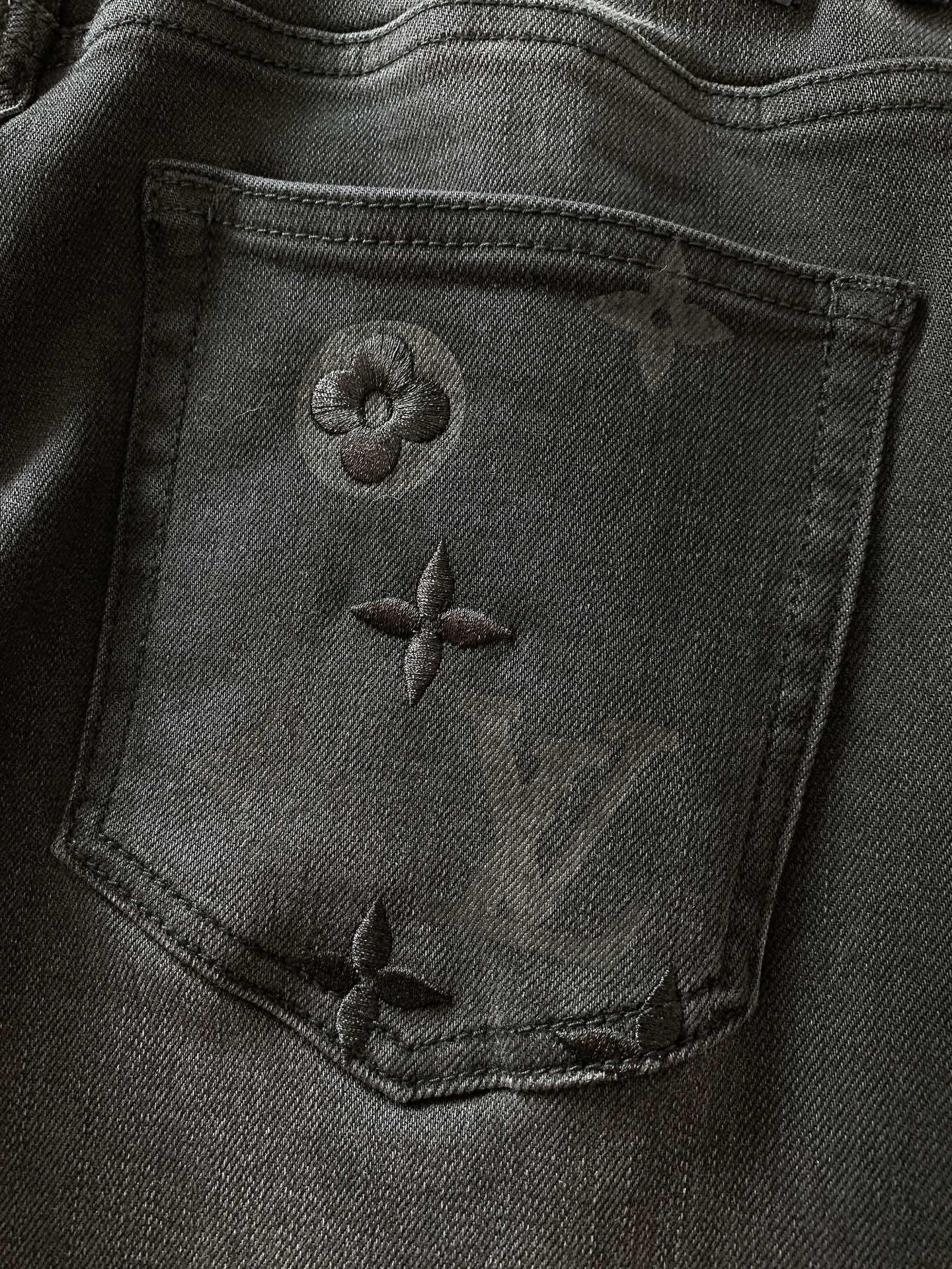 LouisVuitton 路易威登 2026SS早春新品黑灰做旧老花牛仔裤👖精选高弹重磅丹宁面料，多道手