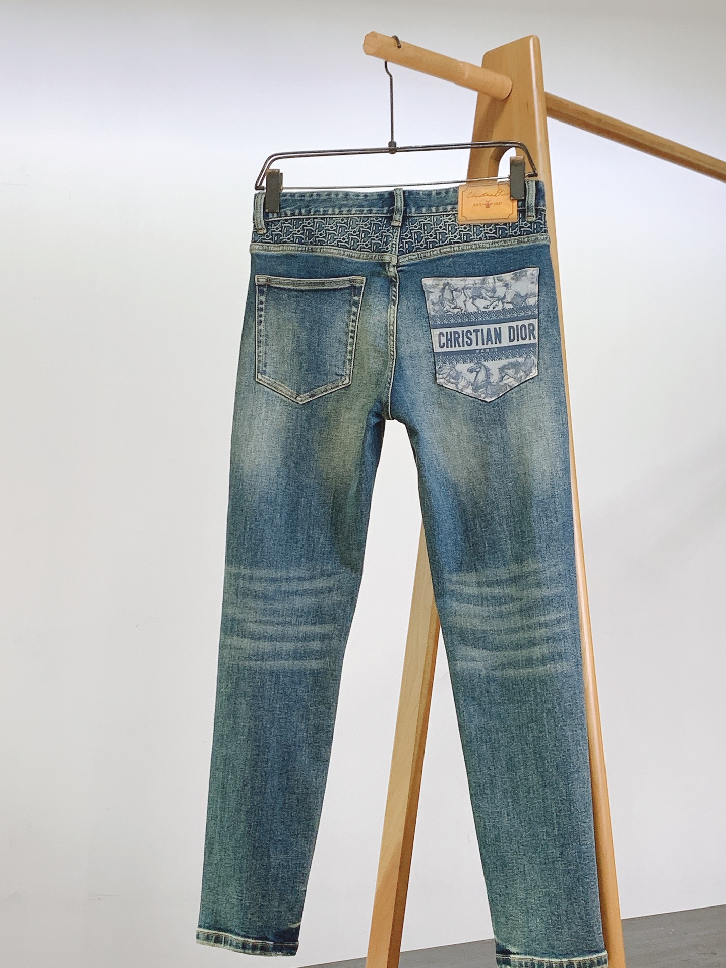 Dior Homme 迪奥·桀傲 2026SS早春新品 复古做旧牛仔裤👖精选高支重磅丹宁面料，多道手工水
