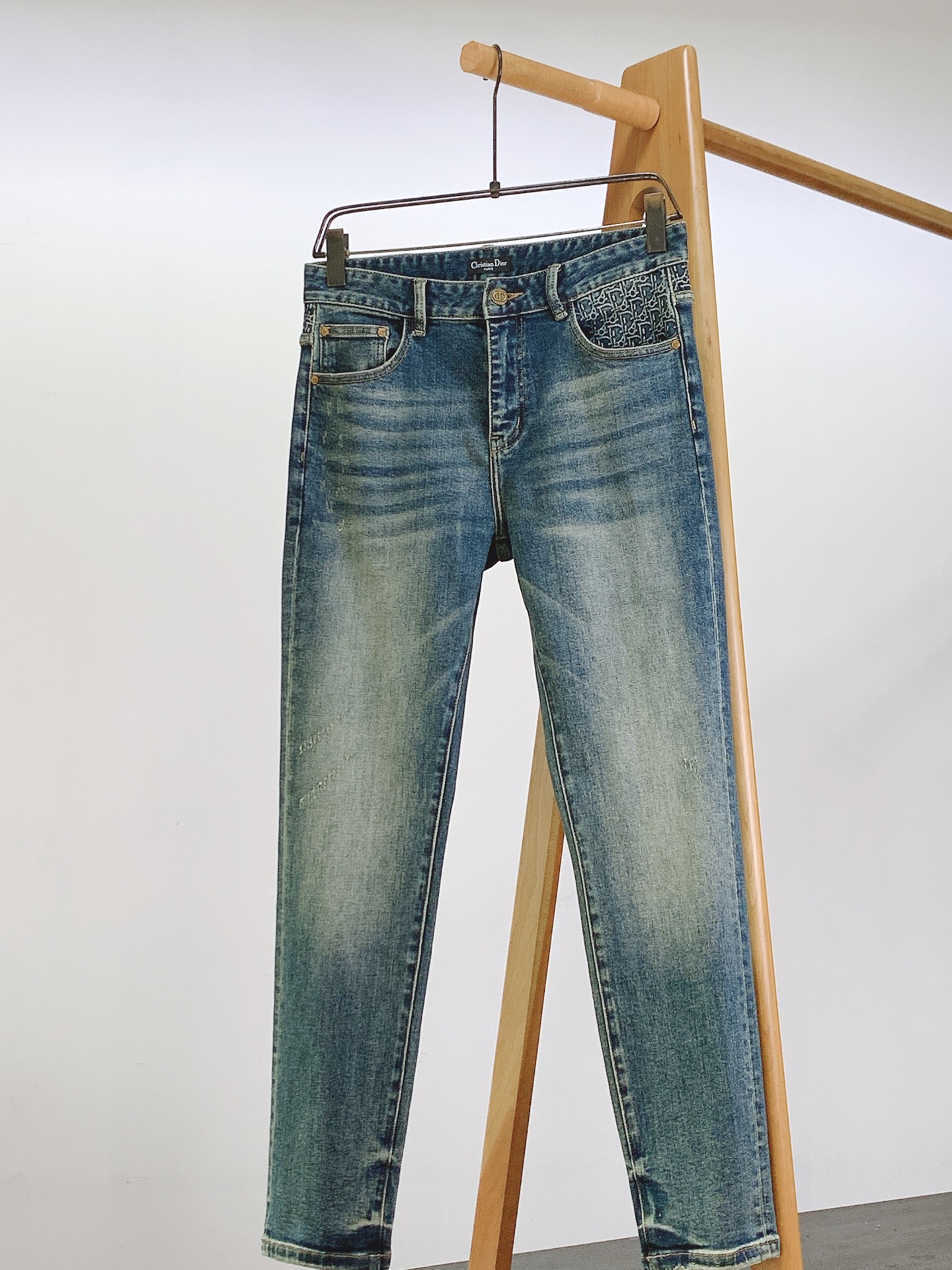 Dior Homme 迪奥·桀傲 2026SS早春新品 复古做旧牛仔裤👖精选高支重磅丹宁面料，多道手工水