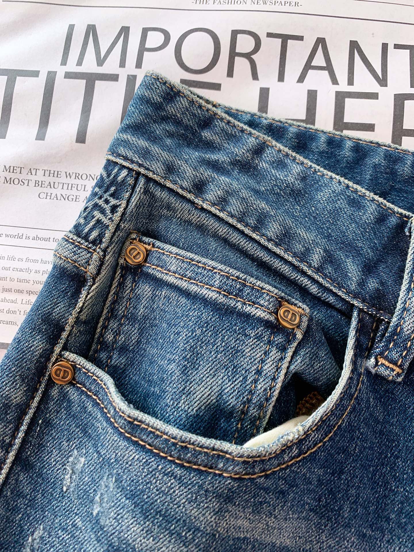 Dior Homme 迪奥·桀傲 2026SS早春新品 复古做旧牛仔裤👖精选高支重磅丹宁面料，多道手工水