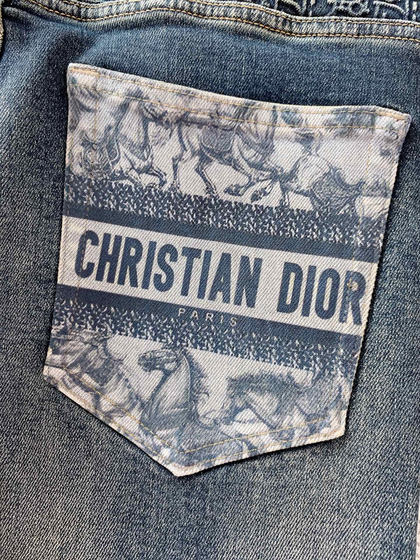 Dior Homme 迪奥·桀傲 2026SS早春新品 复古做旧牛仔裤👖精选高支重磅丹宁面料，多道手工水