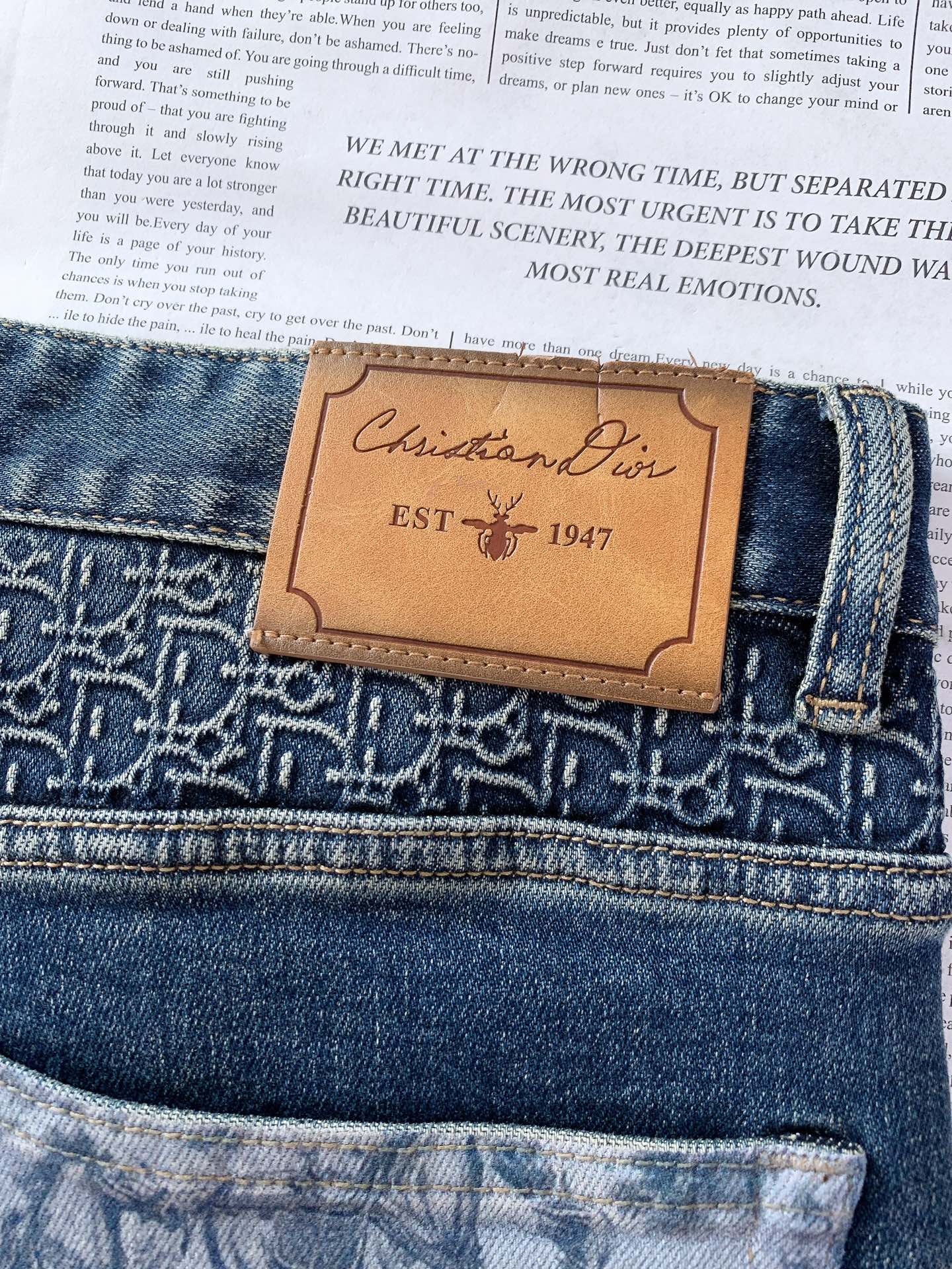 Dior Homme 迪奥·桀傲 2026SS早春新品 复古做旧牛仔裤👖精选高支重磅丹宁面料，多道手工水