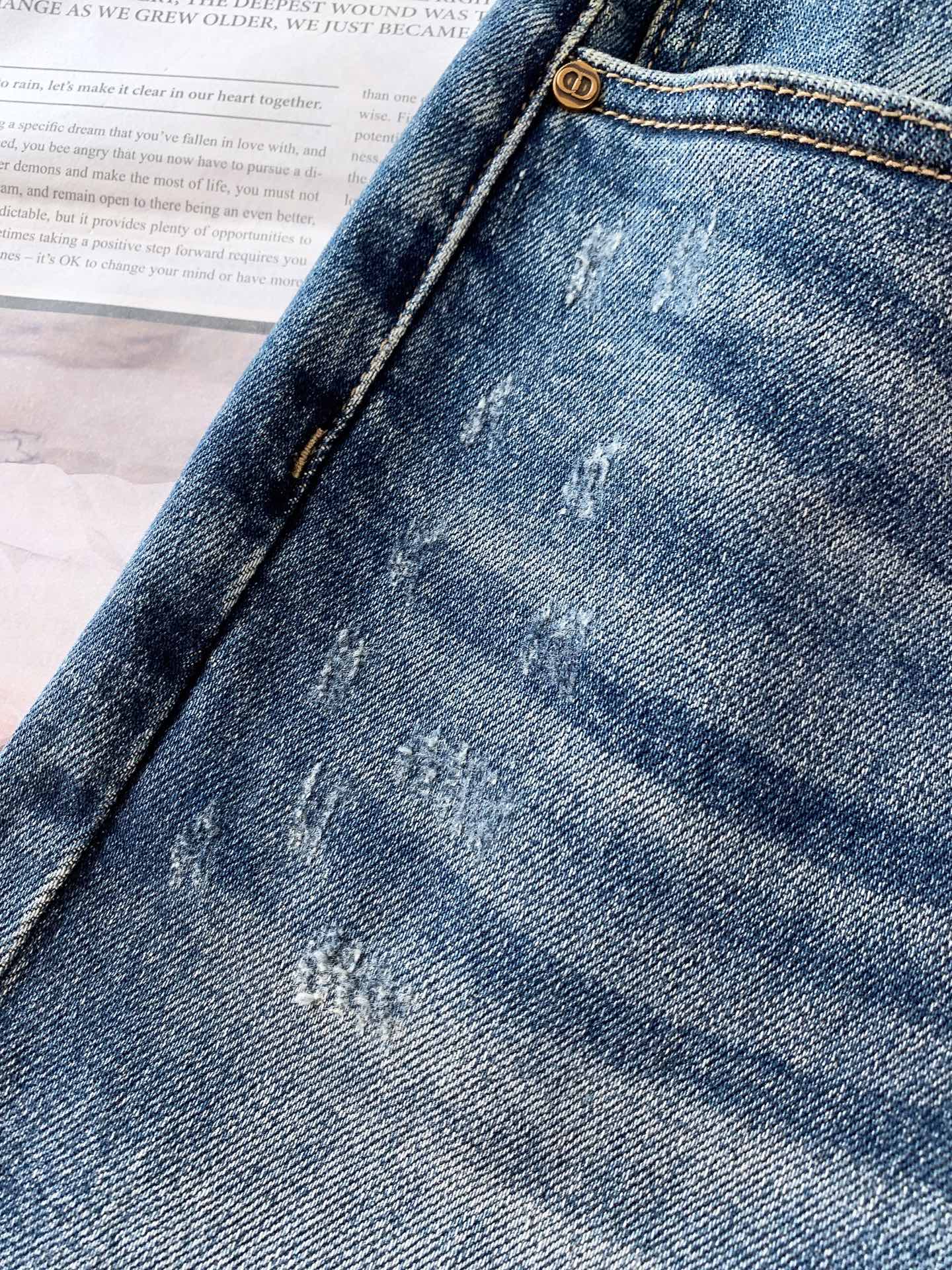 Dior Homme 迪奥·桀傲 2026SS早春新品 复古做旧牛仔裤👖精选高支重磅丹宁面料，多道手工水