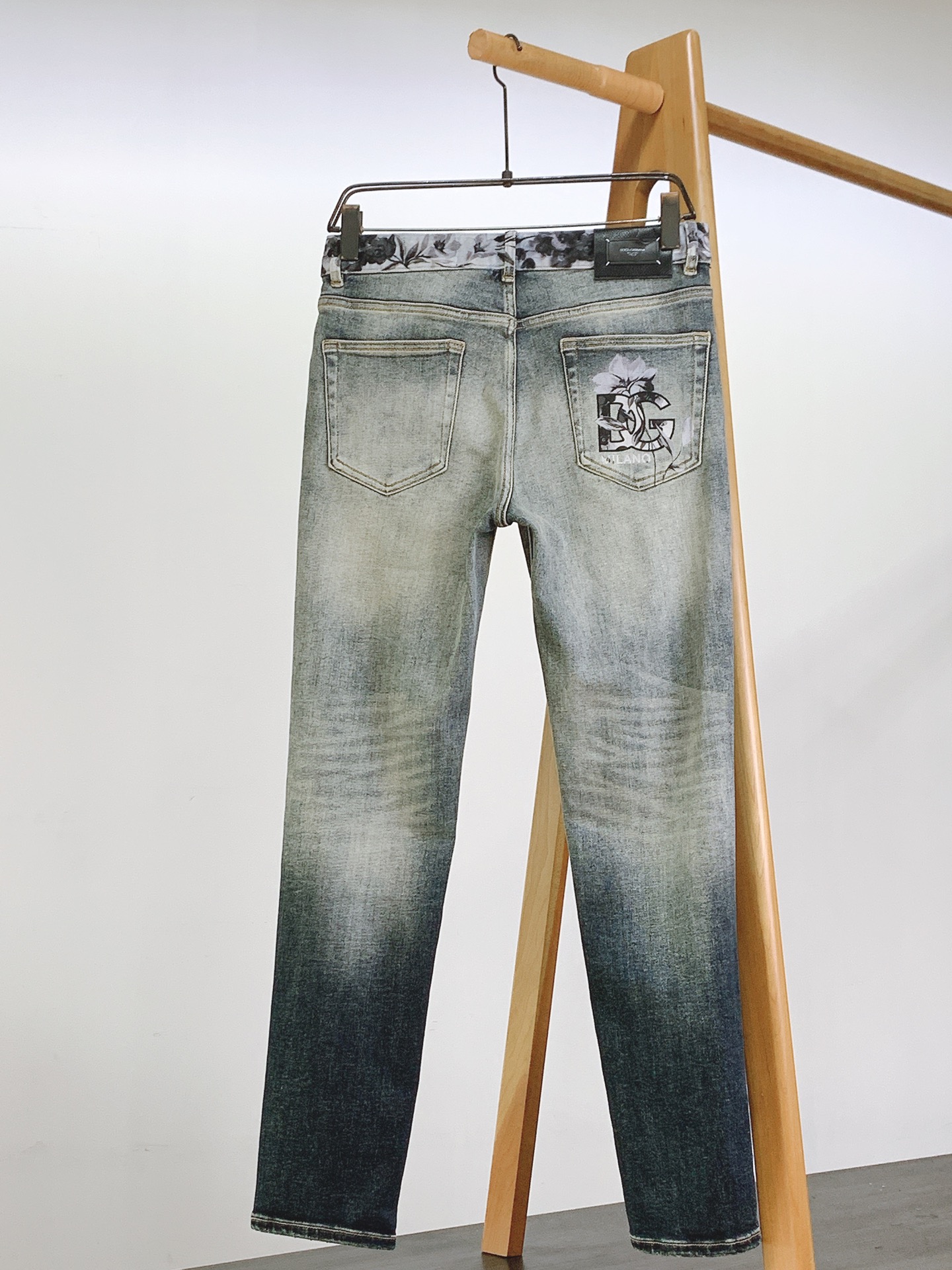 DOLCE&GABBANA 杜嘉班纳 2026SS早春新品水墨花漾渐变牛仔裤👖精选高支重磅丹宁面料，多道