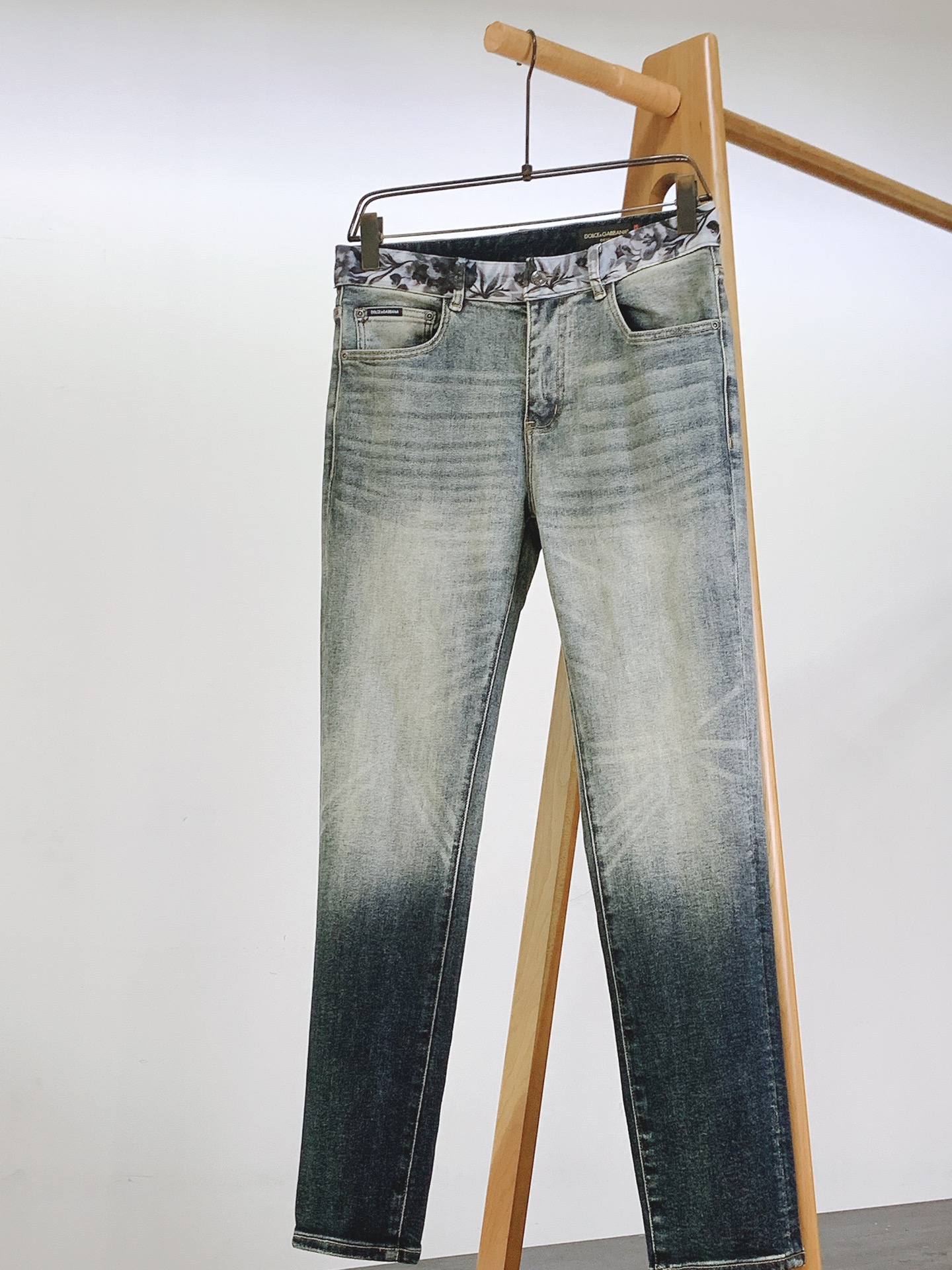 DOLCE&GABBANA 杜嘉班纳 2026SS早春新品水墨花漾渐变牛仔裤👖精选高支重磅丹宁面料，多道