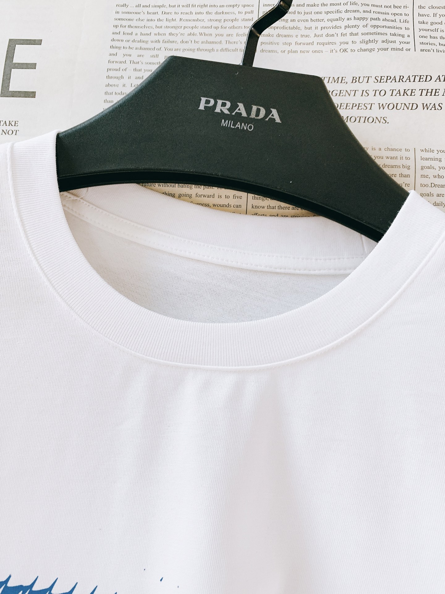 Prada 普拉达 2026SS春夏新品时尚印花T恤，辨识度直接拉满！重磅高支纯棉，挺括不软塌，亲肤透气