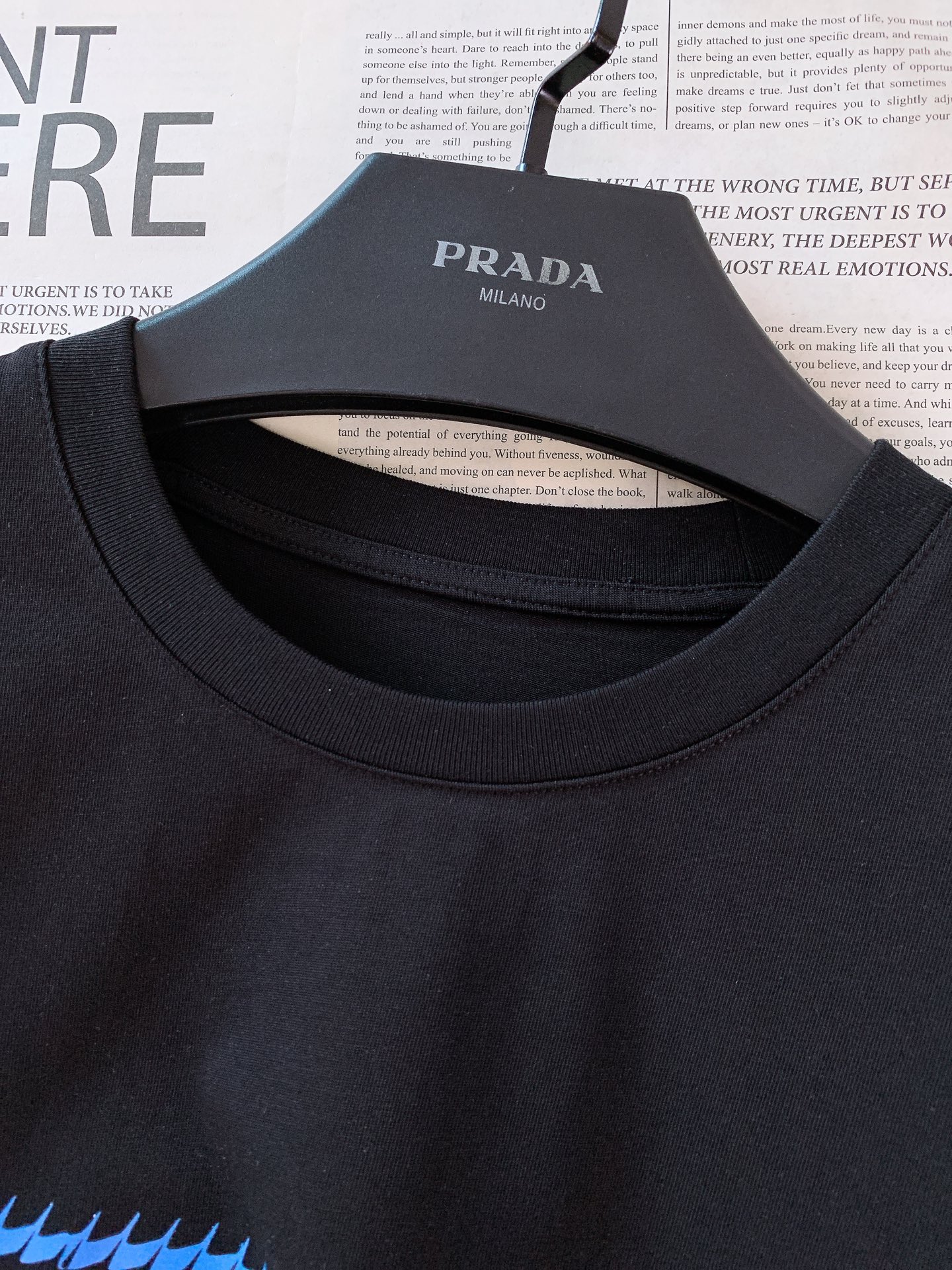 Prada 普拉达 2026SS春夏新品时尚印花T恤，辨识度直接拉满！重磅高支纯棉，挺括不软塌，亲肤透气