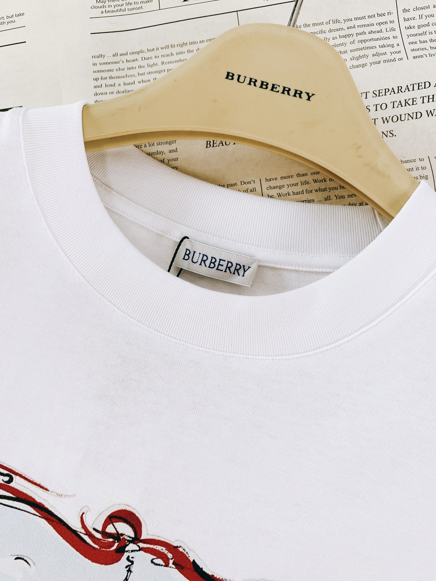 Burberry 巴宝莉 2026SS春夏新品 年度艺术王炸款 ！把伦敦街头穿在身上的素描地标T恤来了！