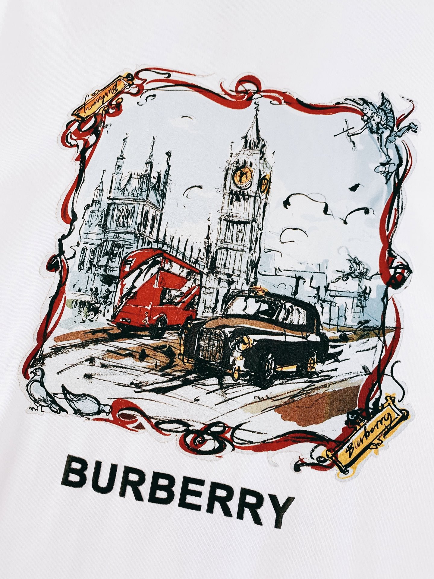 Burberry 巴宝莉 2026SS春夏新品 年度艺术王炸款 ！把伦敦街头穿在身上的素描地标T恤来了！