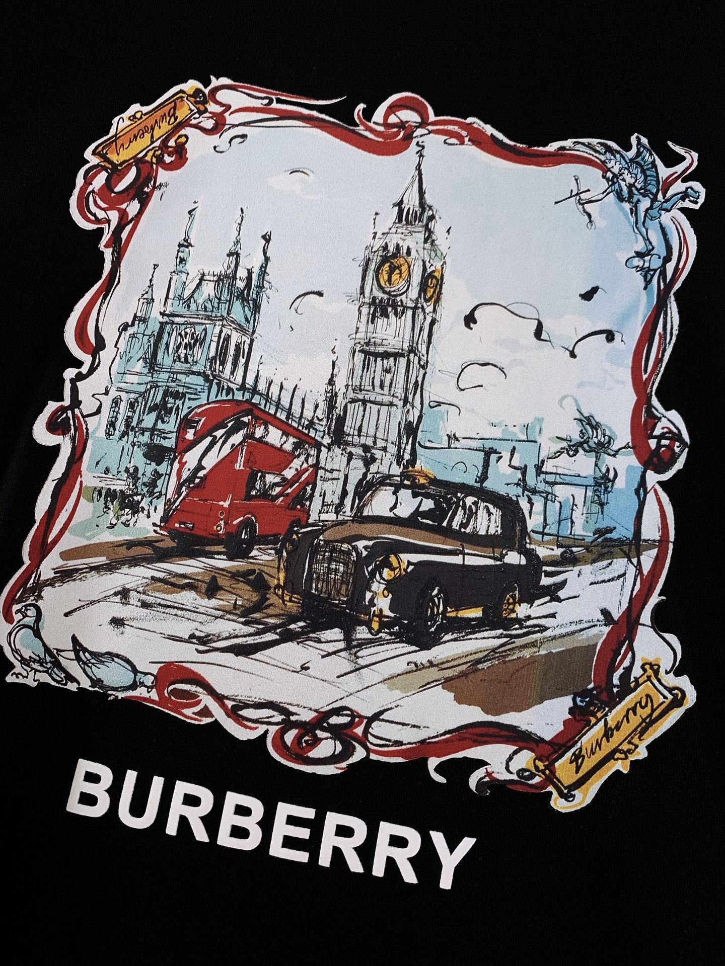 Burberry 巴宝莉 2026SS春夏新品 年度艺术王炸款 ！把伦敦街头穿在身上的素描地标T恤来了！