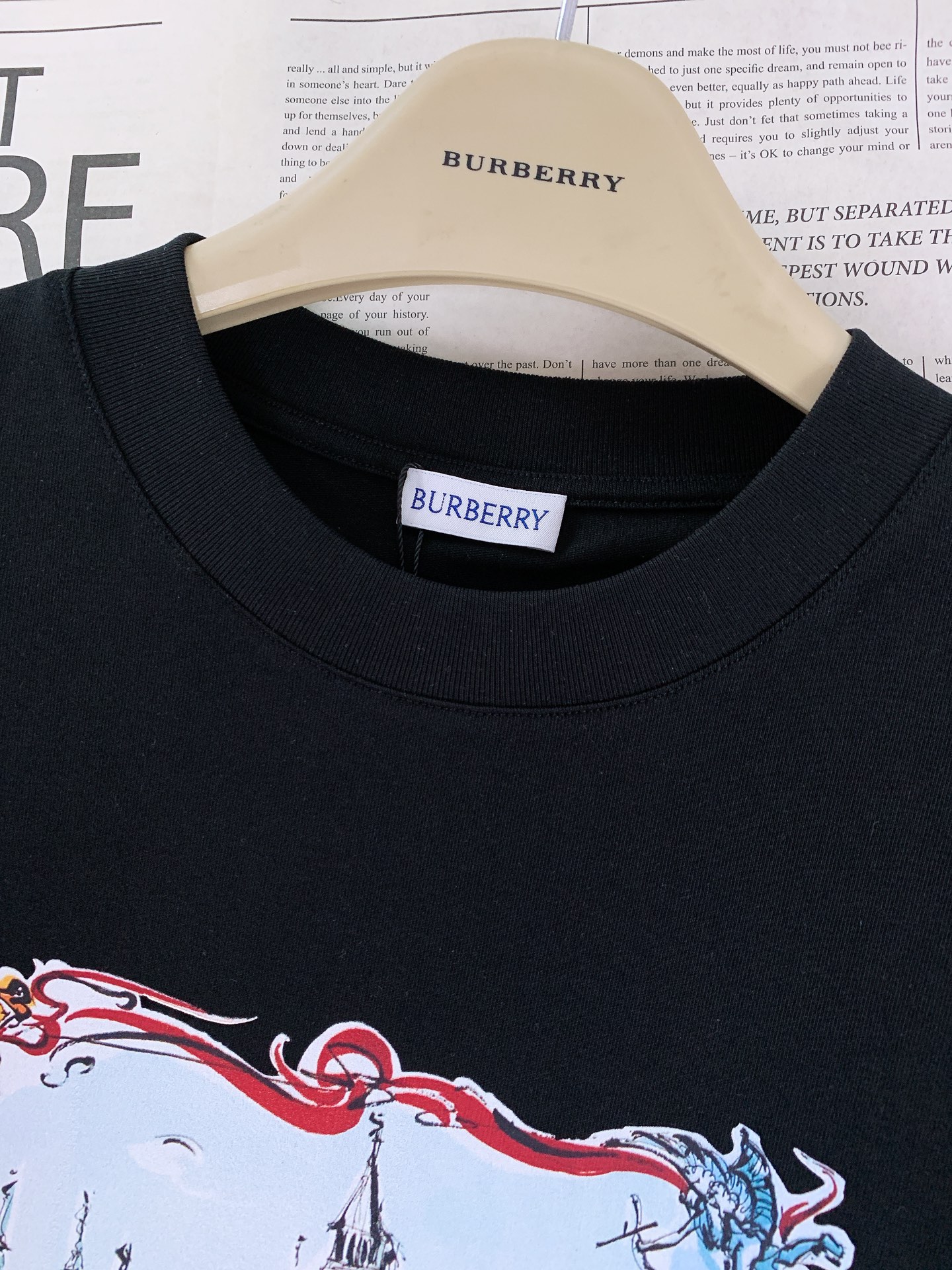Burberry 巴宝莉 2026SS春夏新品 年度艺术王炸款 ！把伦敦街头穿在身上的素描地标T恤来了！