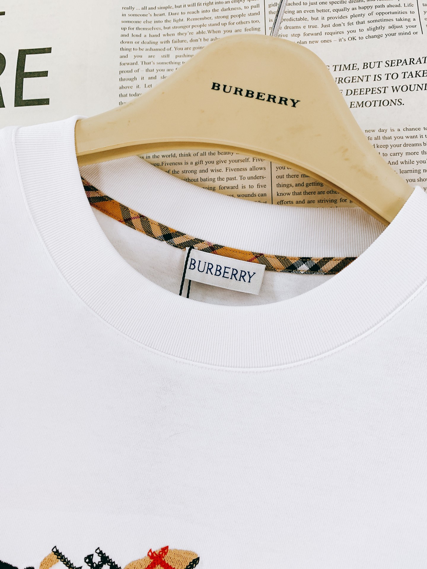 Burberry 巴宝莉 2026SS春夏新品 经典骑士刺绣图腾T恤，春夏衣橱必备轻奢单品，上身自带高级