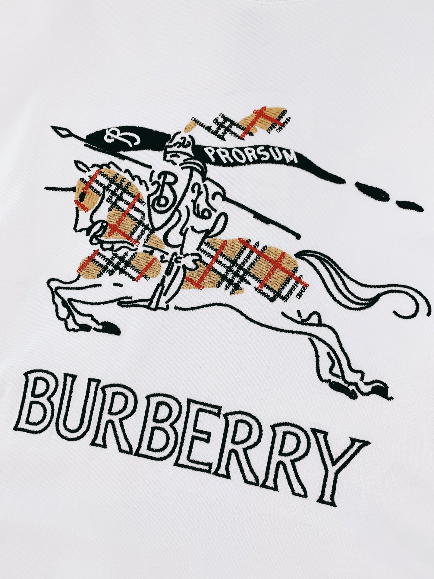 Burberry 巴宝莉 2026SS春夏新品 经典骑士刺绣图腾T恤，春夏衣橱必备轻奢单品，上身自带高级