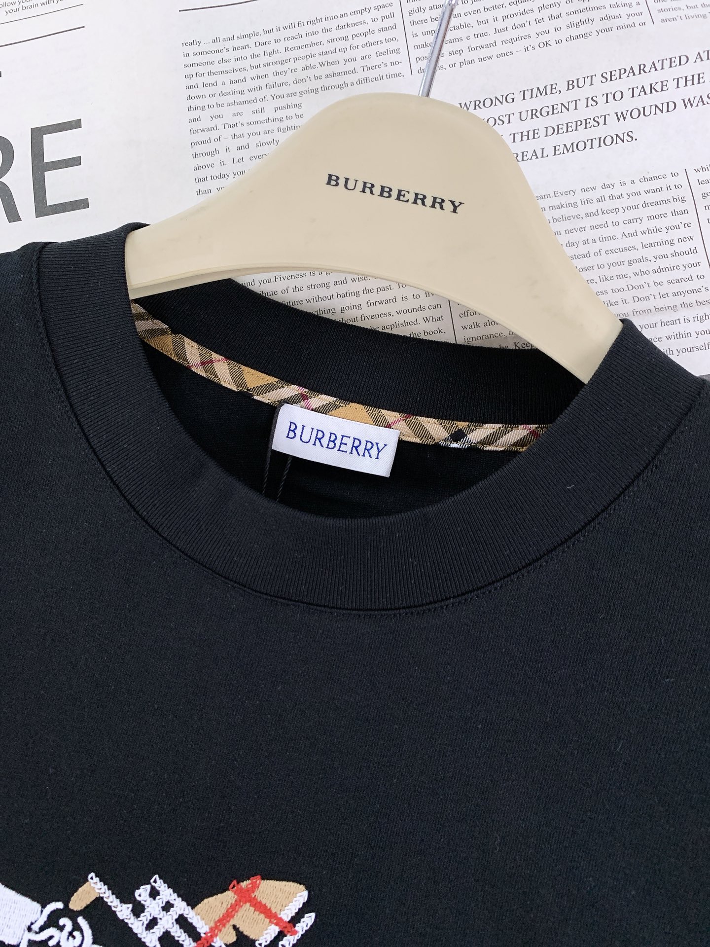 Burberry 巴宝莉 2026SS春夏新品 经典骑士刺绣图腾T恤，春夏衣橱必备轻奢单品，上身自带高级
