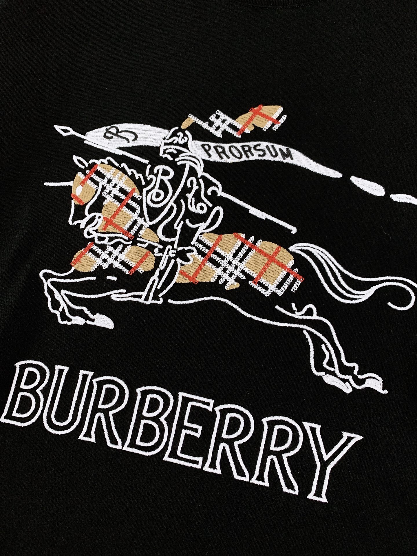 Burberry 巴宝莉 2026SS春夏新品 经典骑士刺绣图腾T恤，春夏衣橱必备轻奢单品，上身自带高级