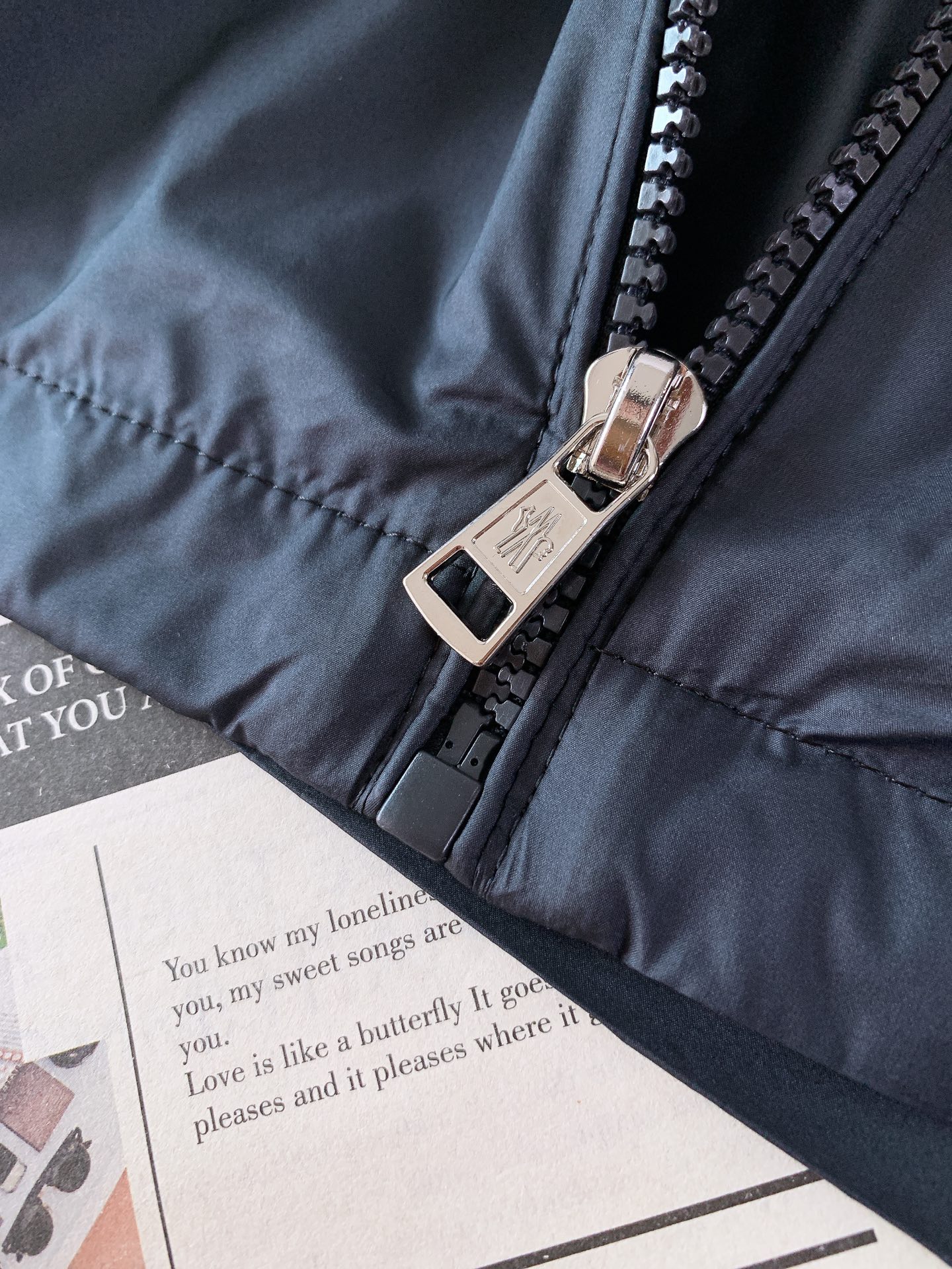 Moncler 蒙口 2026SS早春新品经典百搭外套上新。版型利落挺括，上身显瘦不臃肿，男女同款都能轻