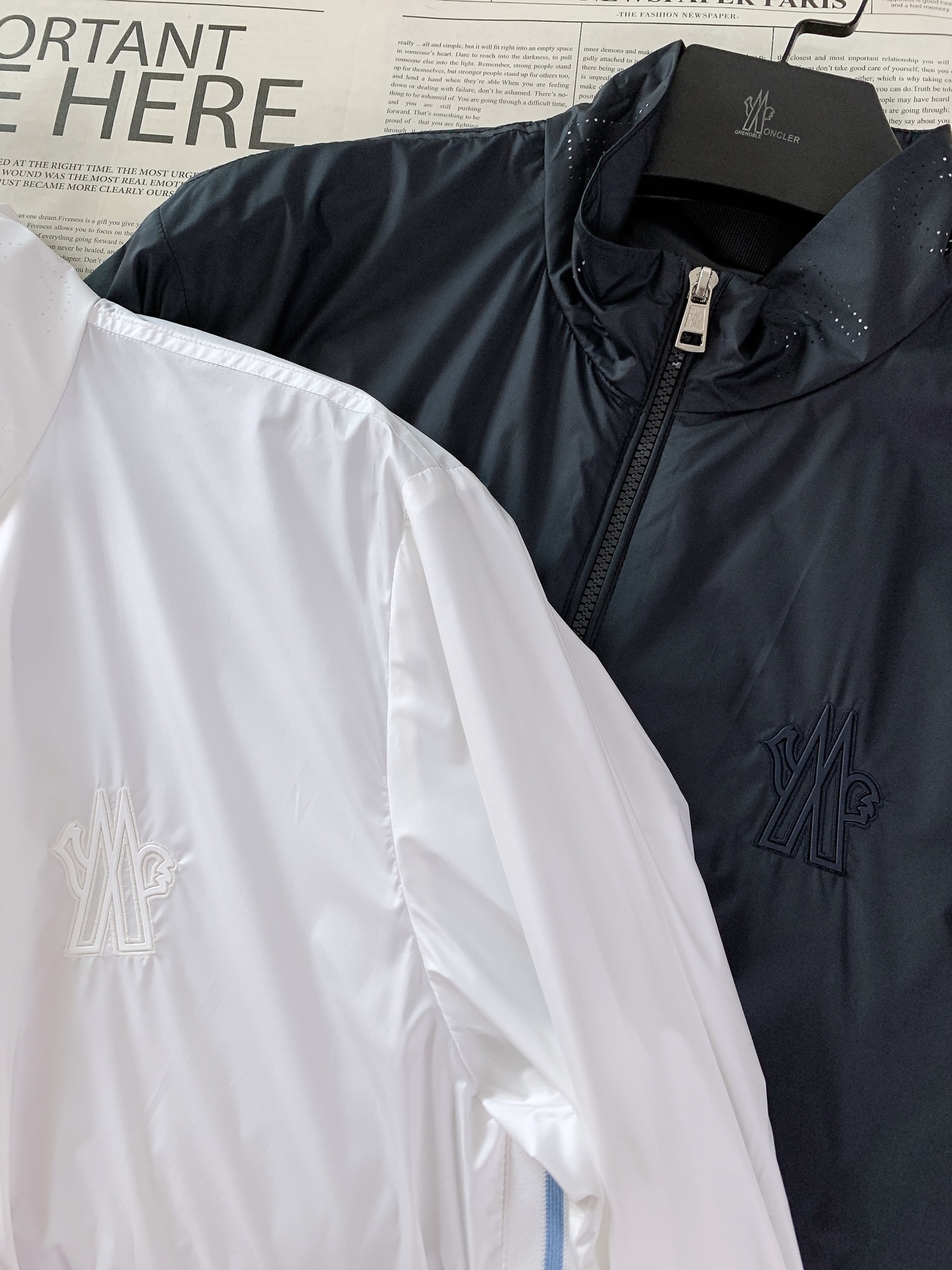 Moncler 蒙口 2026SS早春新品经典百搭外套上新。版型利落挺括，上身显瘦不臃肿，男女同款都能轻