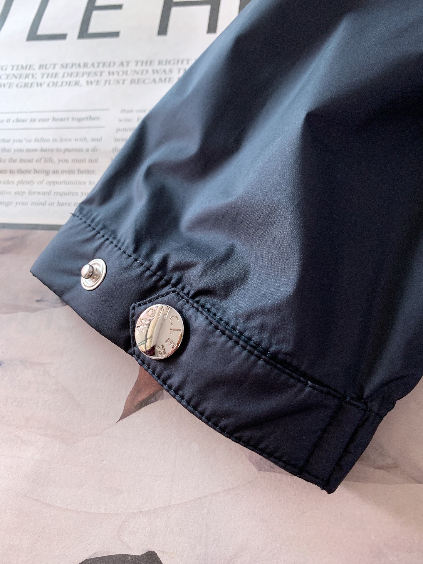 Moncler 蒙口 2026SS早春新品经典百搭外套上新。版型利落挺括，上身显瘦不臃肿，男女同款都能轻