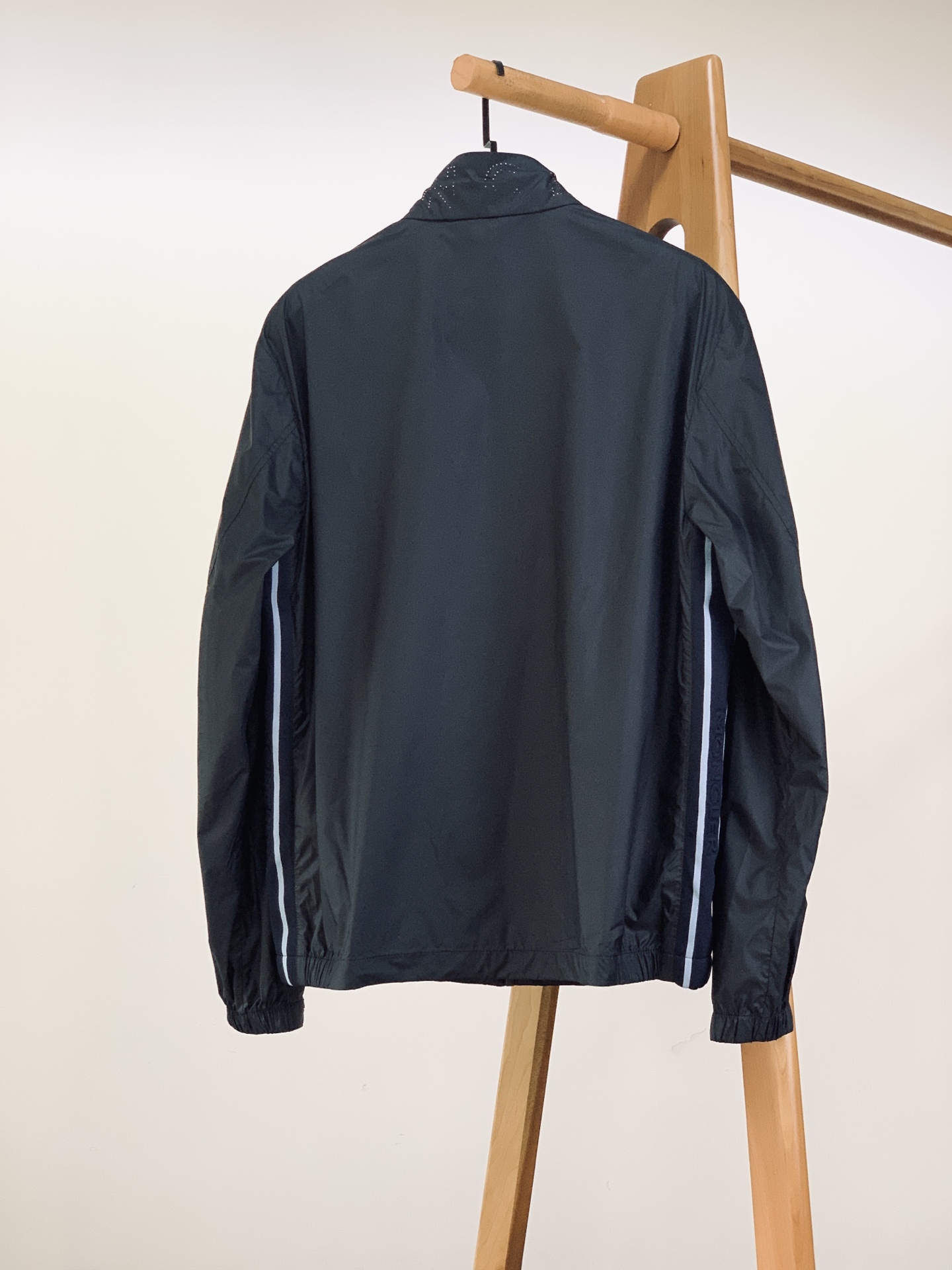 Moncler 蒙口 2026SS早春新品经典百搭外套上新。版型利落挺括，上身显瘦不臃肿，男女同款都能轻
