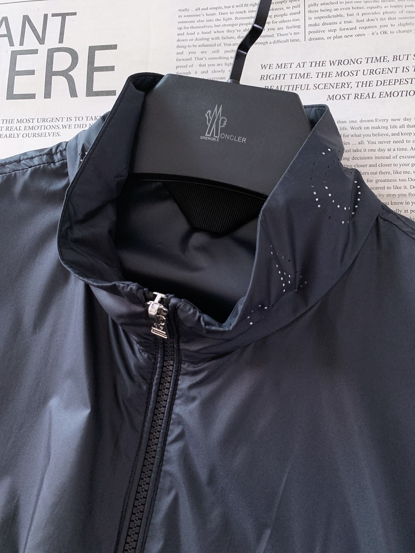Moncler 蒙口 2026SS早春新品经典百搭外套上新。版型利落挺括，上身显瘦不臃肿，男女同款都能轻