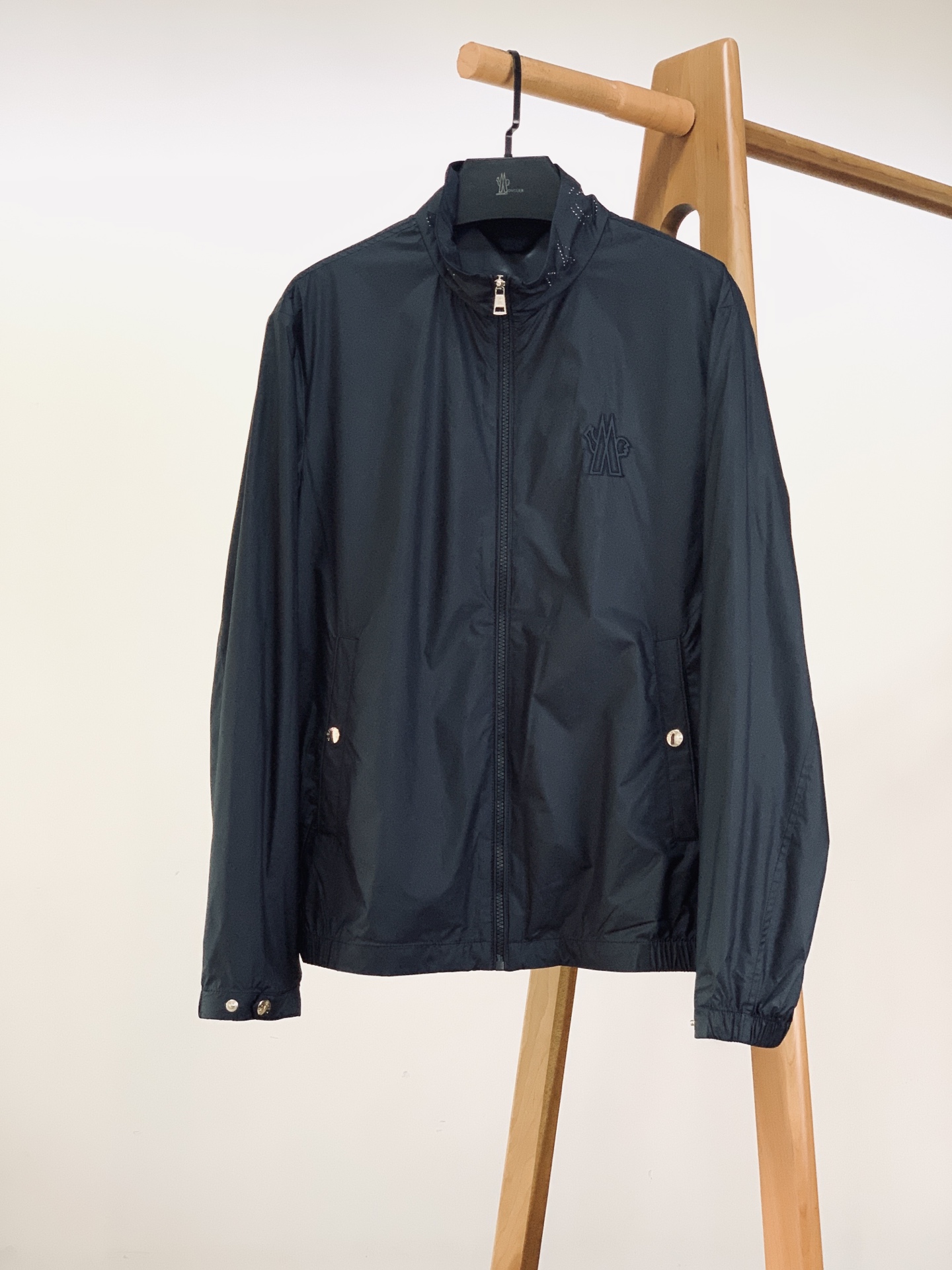 Moncler 蒙口 2026SS早春新品经典百搭外套上新。版型利落挺括，上身显瘦不臃肿，男女同款都能轻