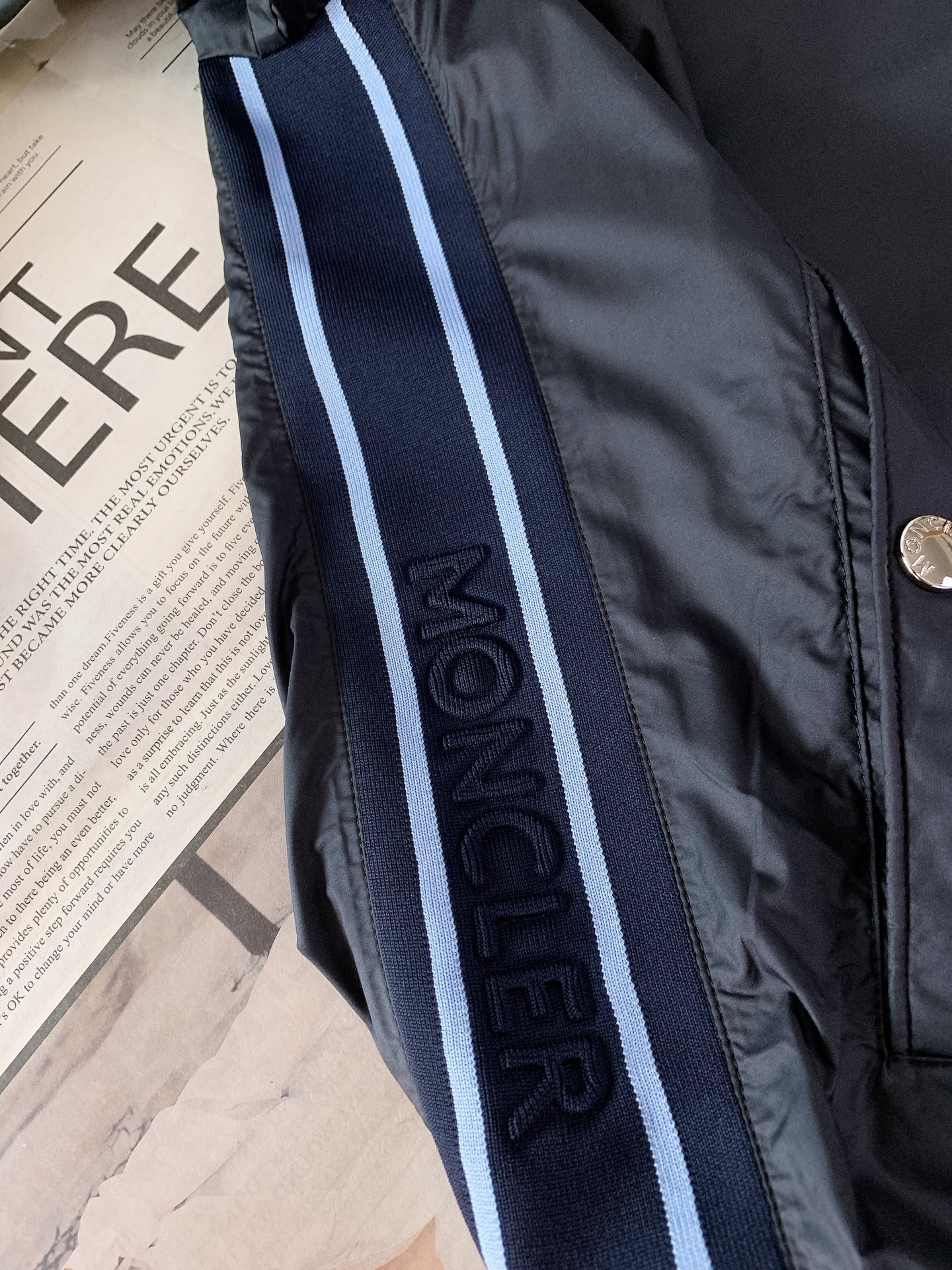 Moncler 蒙口 2026SS早春新品经典百搭外套上新。版型利落挺括，上身显瘦不臃肿，男女同款都能轻