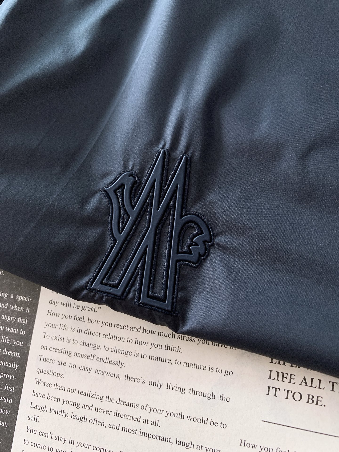 Moncler 蒙口 2026SS早春新品经典百搭外套上新。版型利落挺括，上身显瘦不臃肿，男女同款都能轻