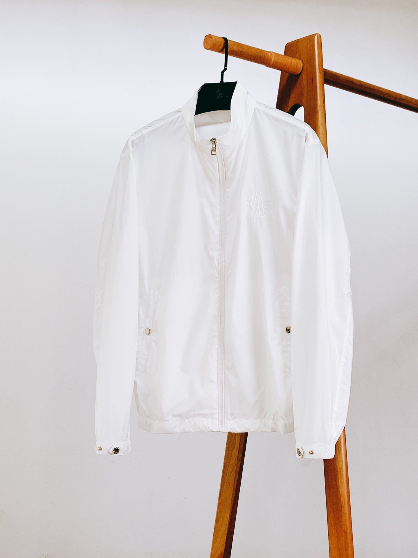 Moncler 蒙口 2026SS早春新品经典百搭外套上新。版型利落挺括，上身显瘦不臃肿，男女同款都能轻