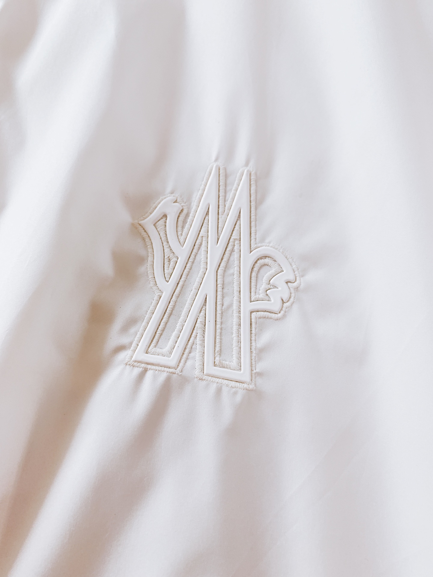 Moncler 蒙口 2026SS早春新品经典百搭外套上新。版型利落挺括，上身显瘦不臃肿，男女同款都能轻