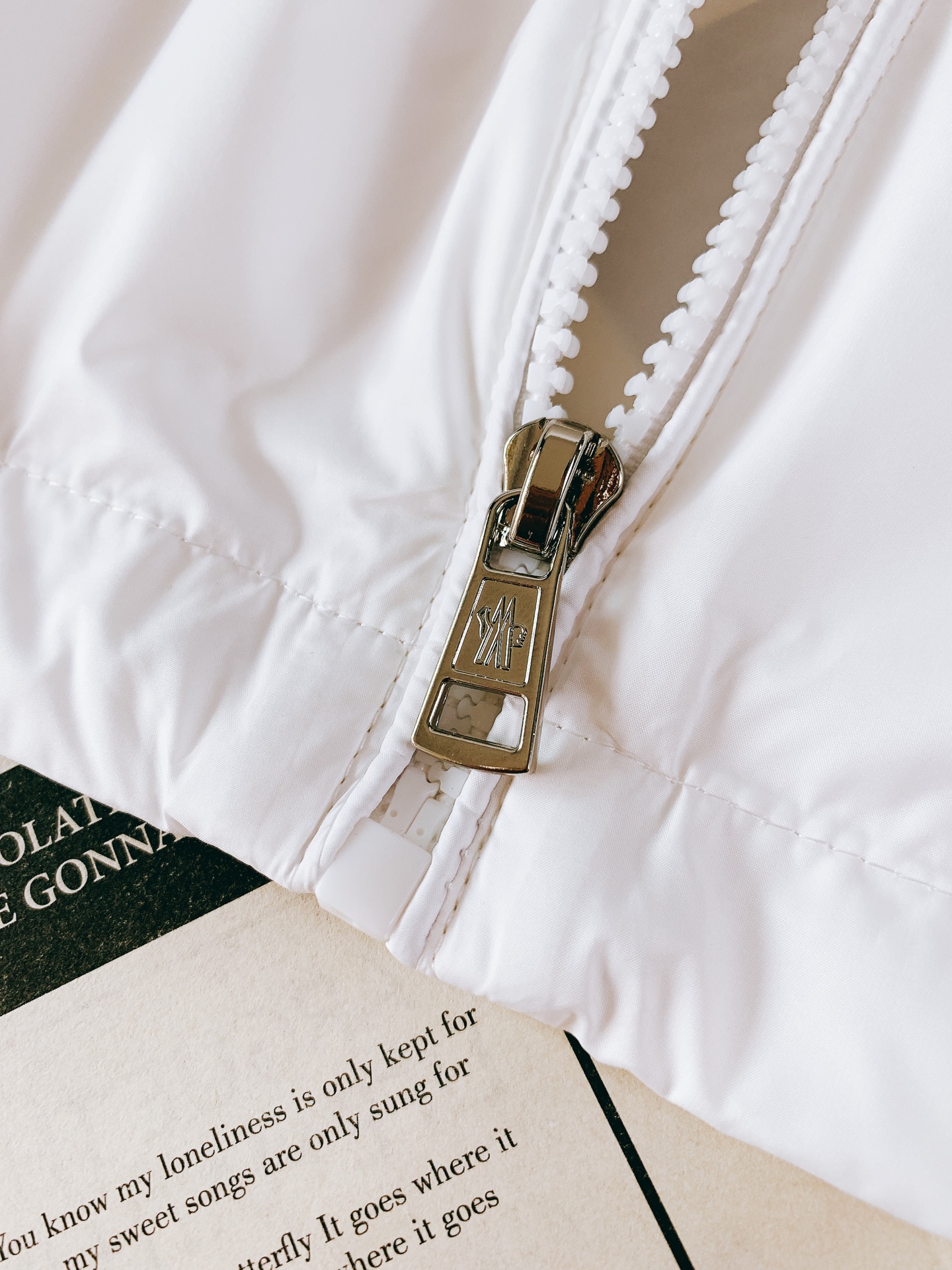 Moncler 蒙口 2026SS早春新品经典百搭外套上新。版型利落挺括，上身显瘦不臃肿，男女同款都能轻