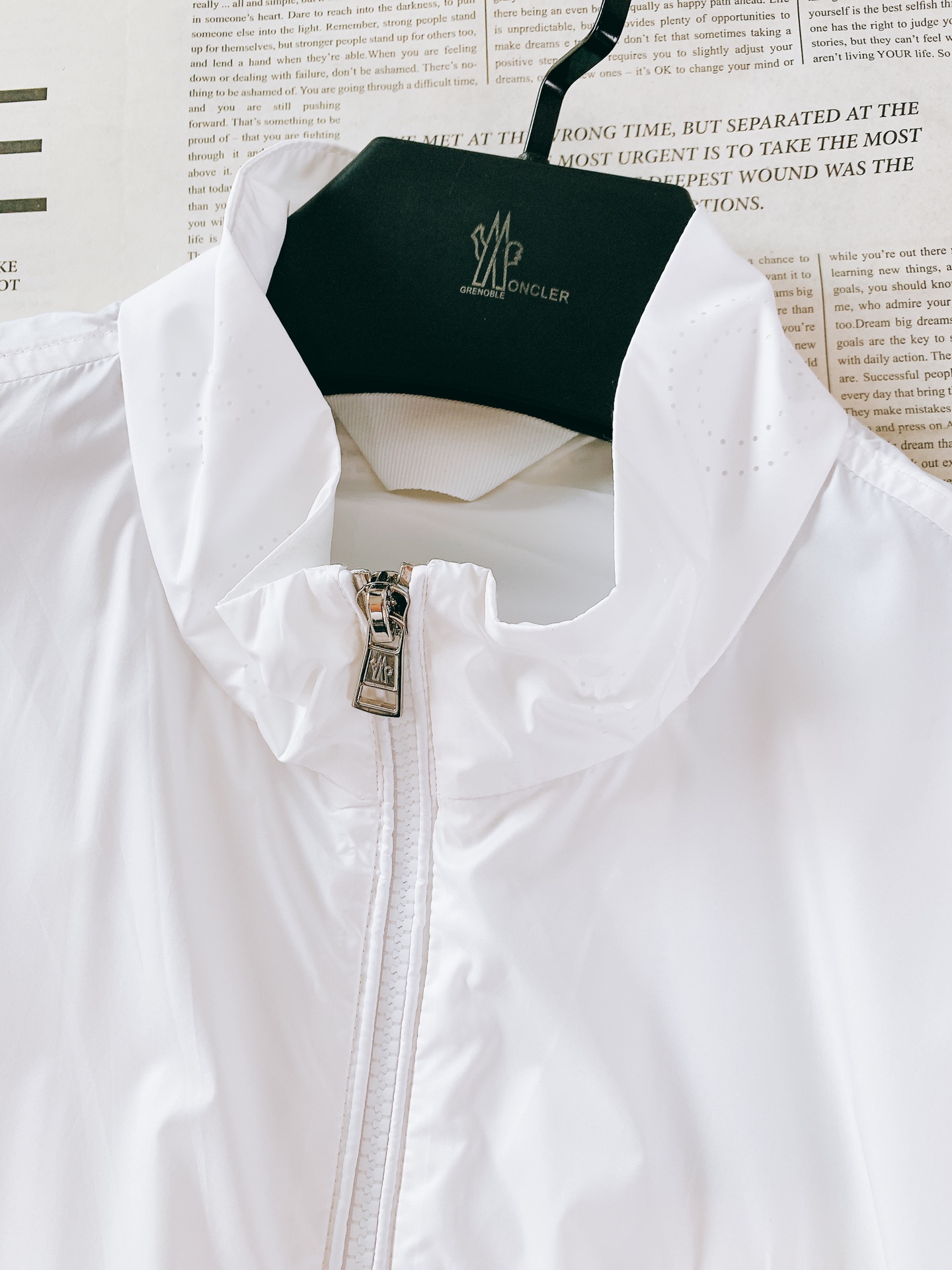 Moncler 蒙口 2026SS早春新品经典百搭外套上新。版型利落挺括，上身显瘦不臃肿，男女同款都能轻