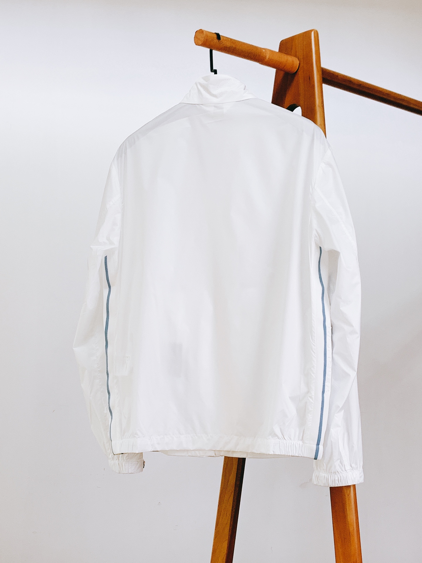 Moncler 蒙口 2026SS早春新品经典百搭外套上新。版型利落挺括，上身显瘦不臃肿，男女同款都能轻