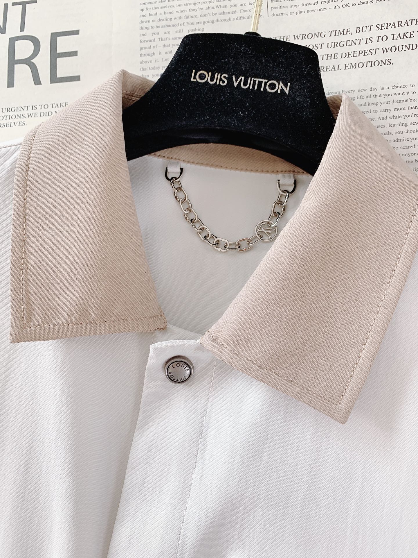 LouisVuitton 路易威登 2026SS早春新品撞色领工装夹克。高端定制高密斜纹棉混纺面料，亲肤