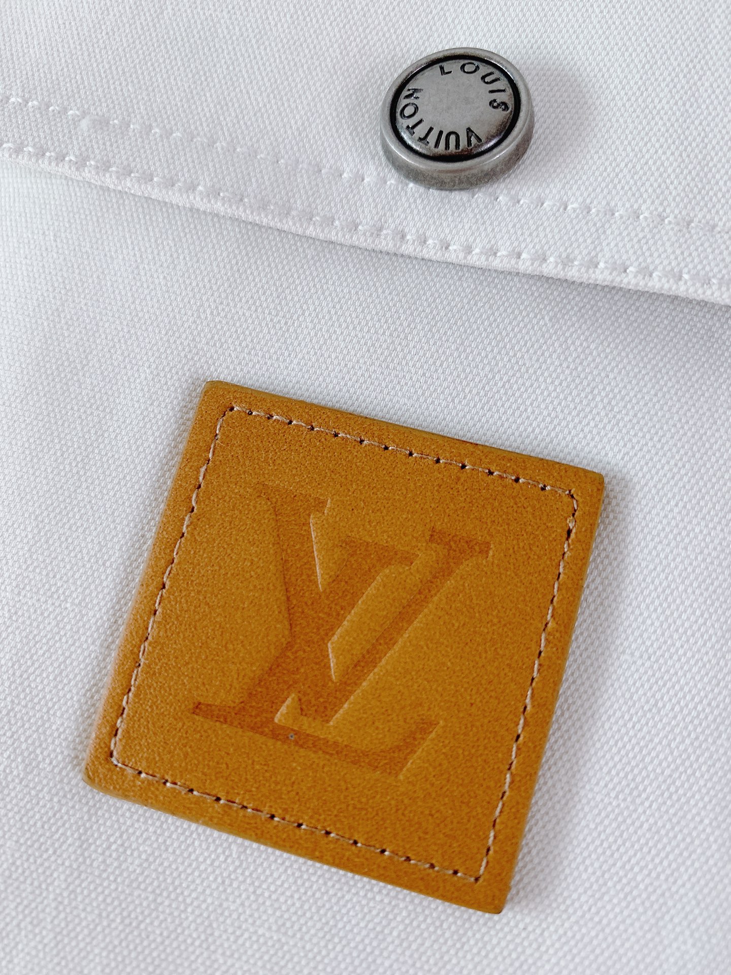 LouisVuitton 路易威登 2026SS早春新品撞色领工装夹克。高端定制高密斜纹棉混纺面料，亲肤