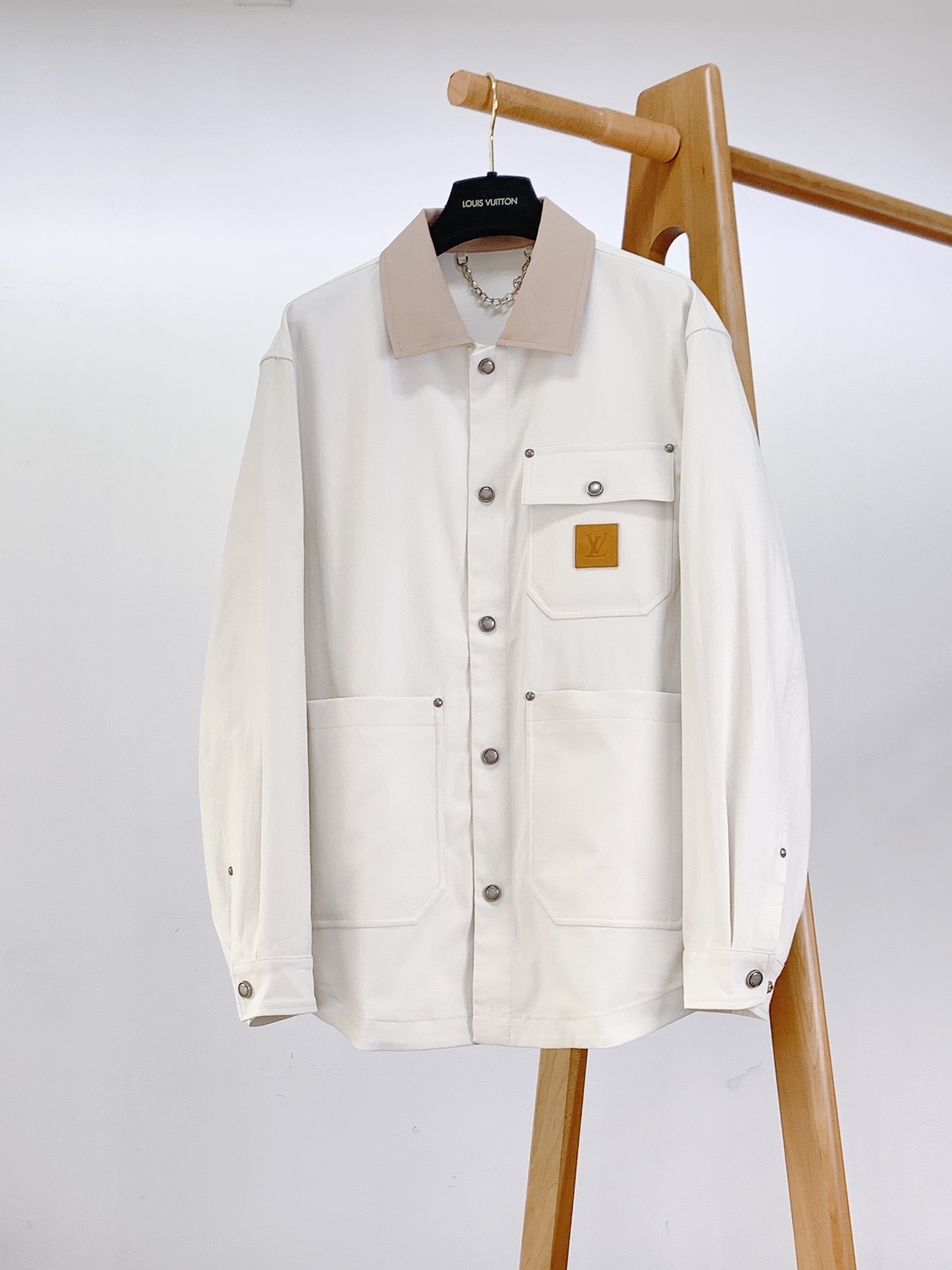 LouisVuitton 路易威登 2026SS早春新品撞色领工装夹克。高端定制高密斜纹棉混纺面料，亲肤
