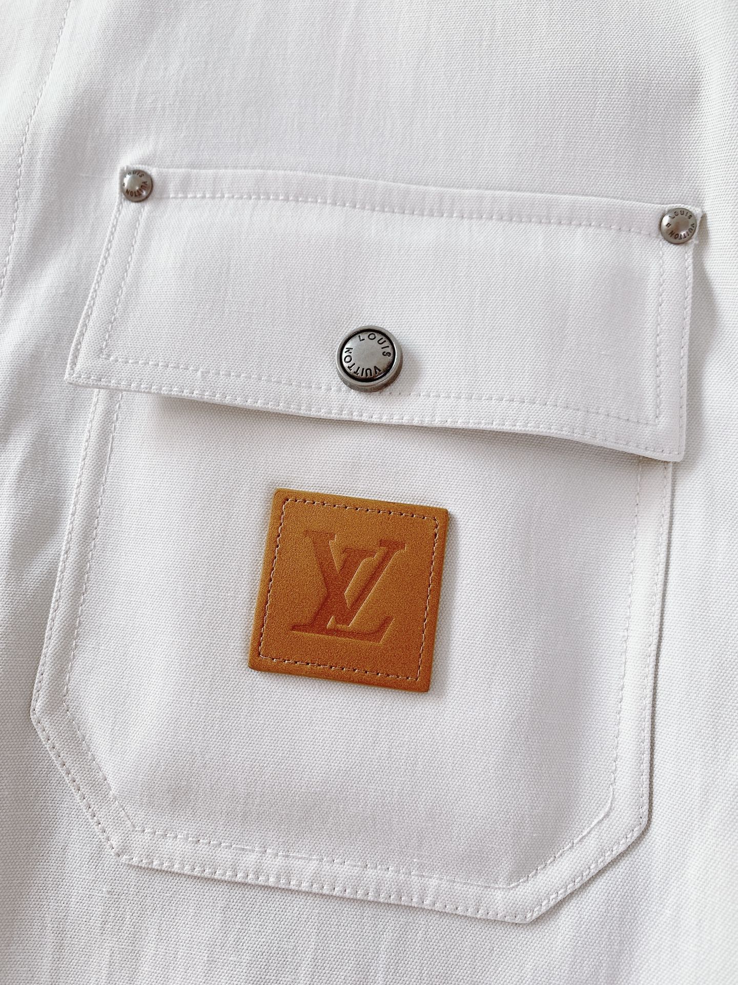 LouisVuitton 路易威登 2026SS早春新品撞色领工装夹克。高端定制高密斜纹棉混纺面料，亲肤