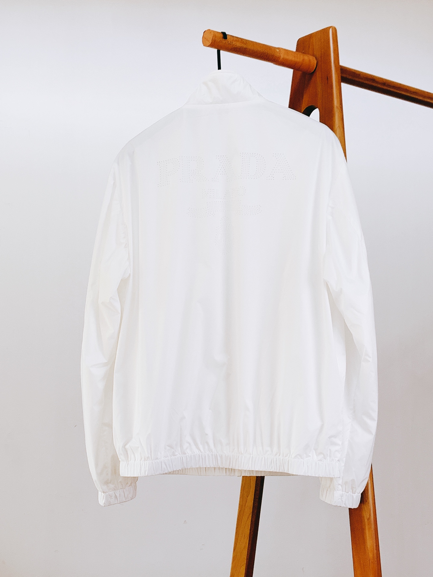 Prada 普拉达 2026SS早春新品立领尼龙夹克。甄选品牌标志性再生尼龙面料，轻量防风防泼水，上身顺