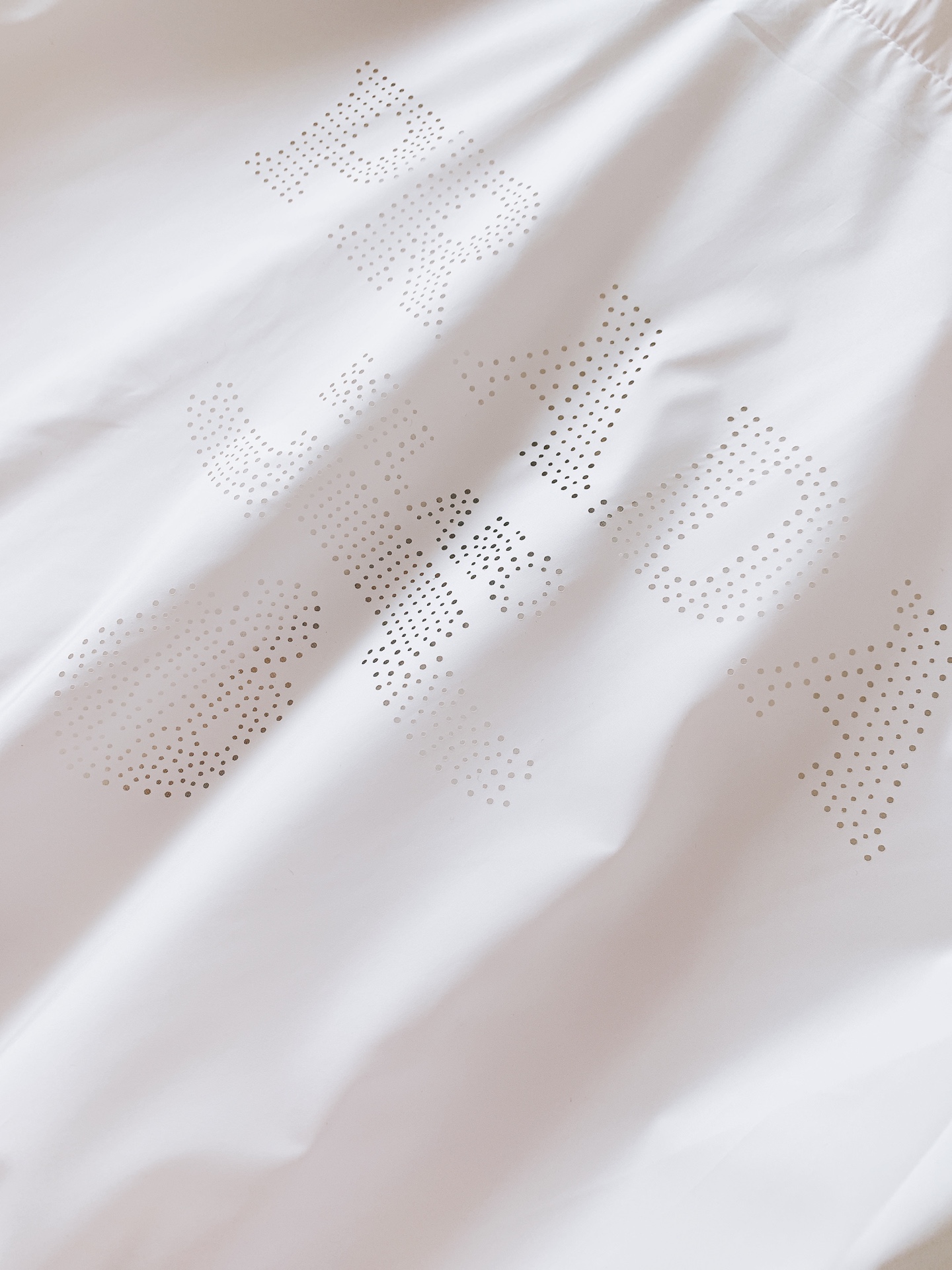 Prada 普拉达 2026SS早春新品立领尼龙夹克。甄选品牌标志性再生尼龙面料，轻量防风防泼水，上身顺