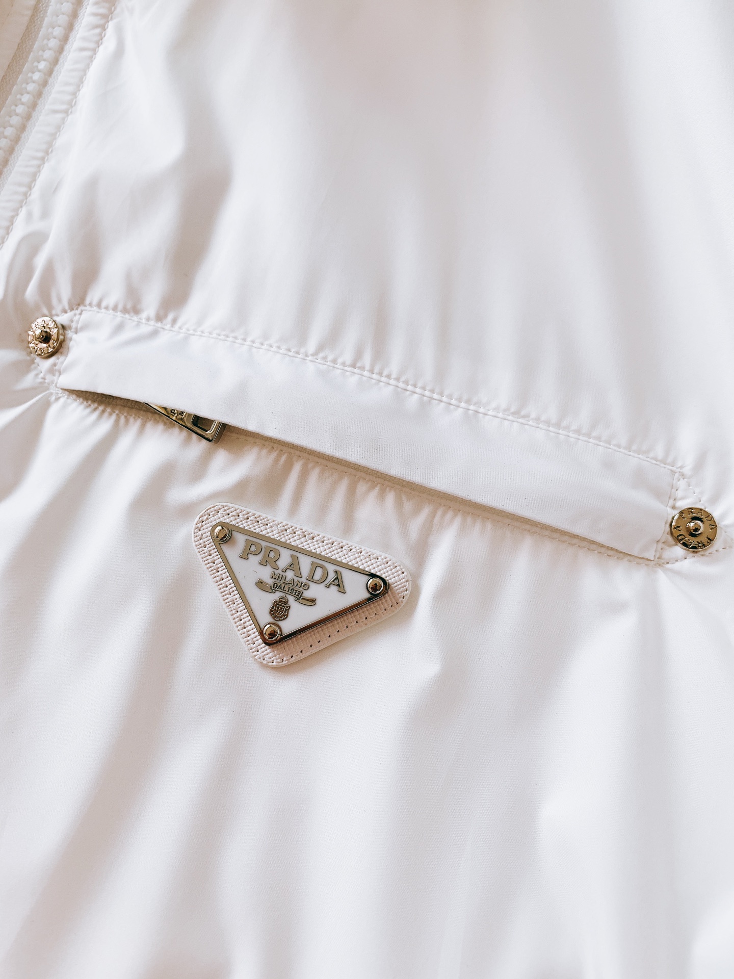 Prada 普拉达 2026SS早春新品立领尼龙夹克。甄选品牌标志性再生尼龙面料，轻量防风防泼水，上身顺