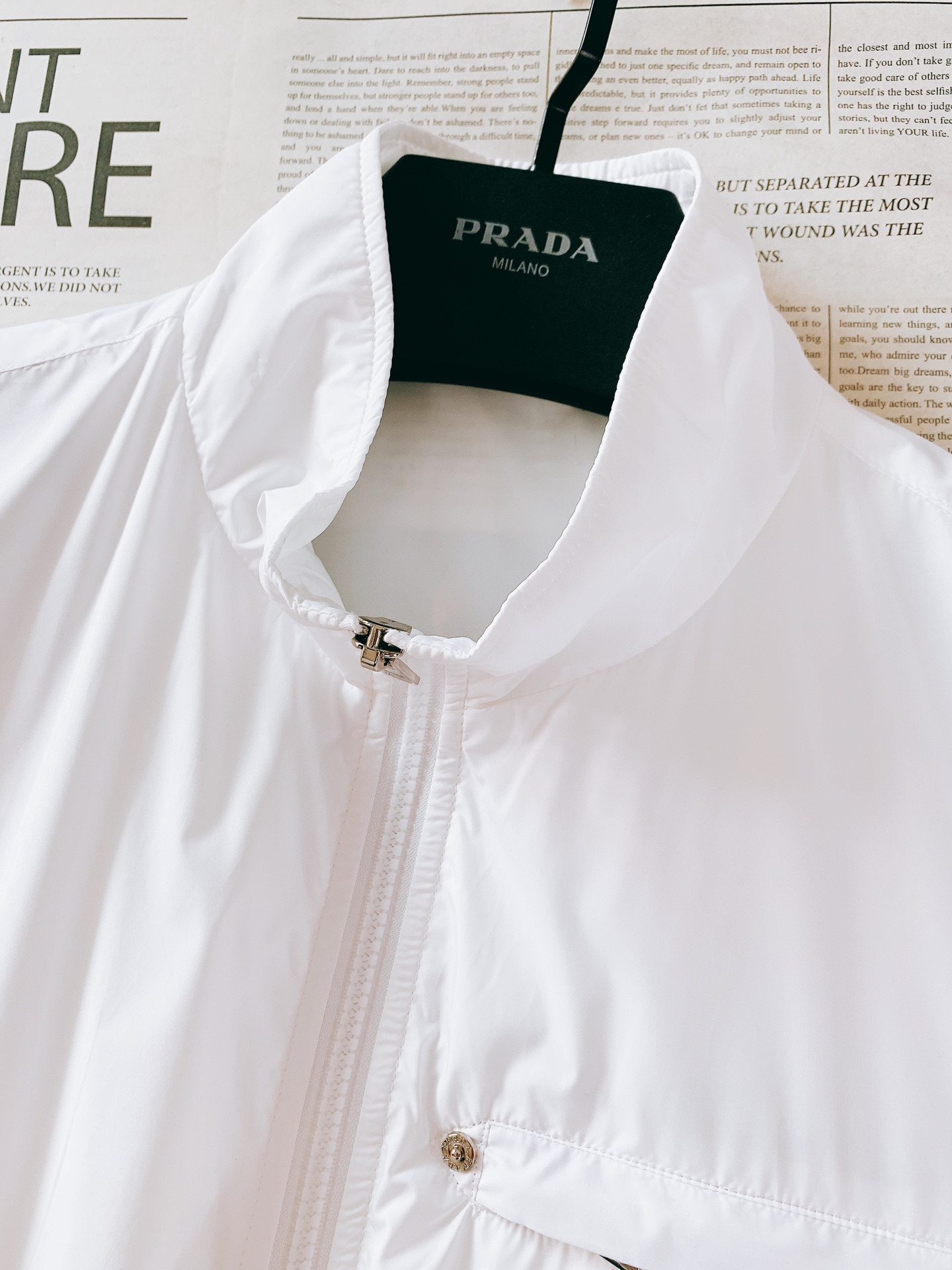 Prada 普拉达 2026SS早春新品立领尼龙夹克。甄选品牌标志性再生尼龙面料，轻量防风防泼水，上身顺