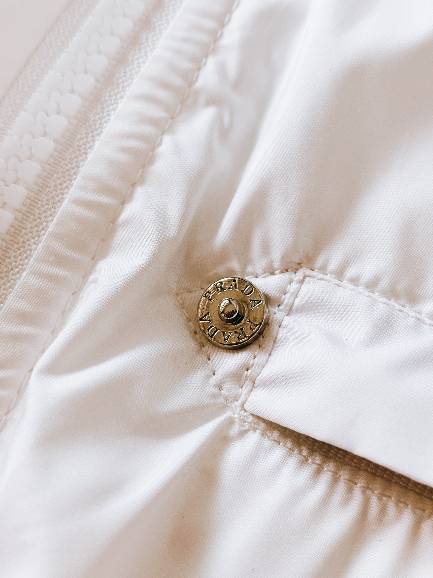 Prada 普拉达 2026SS早春新品立领尼龙夹克。甄选品牌标志性再生尼龙面料，轻量防风防泼水，上身顺