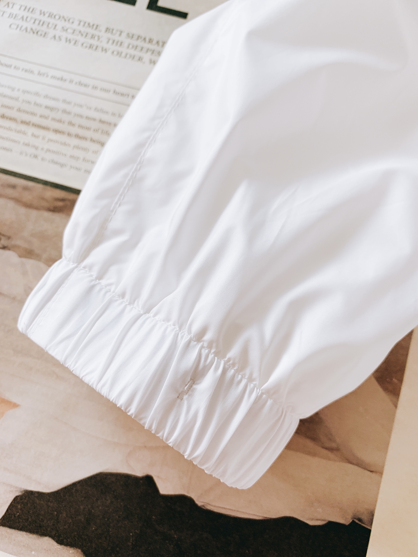 Prada 普拉达 2026SS早春新品立领尼龙夹克。甄选品牌标志性再生尼龙面料，轻量防风防泼水，上身顺