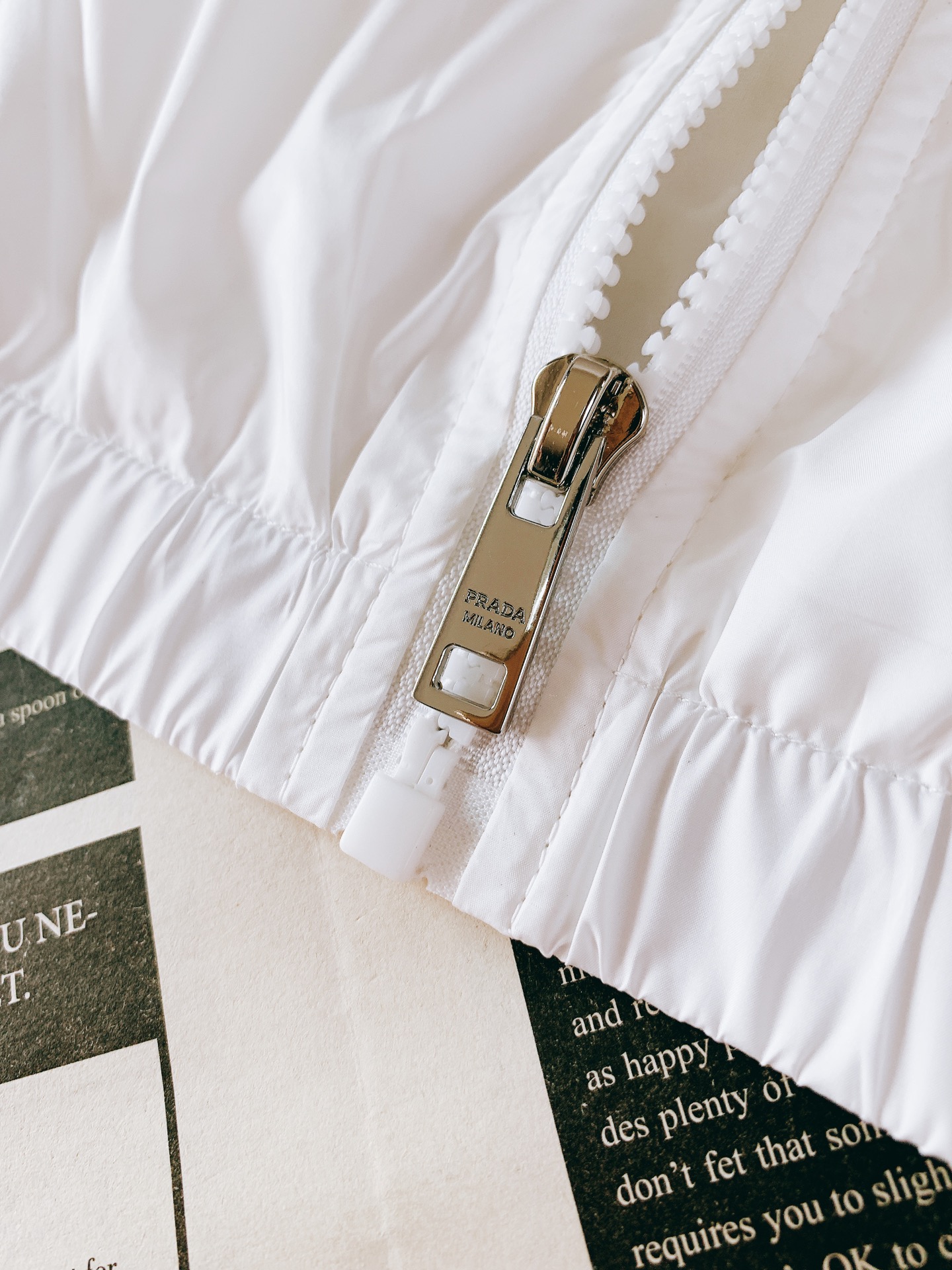 Prada 普拉达 2026SS早春新品立领尼龙夹克。甄选品牌标志性再生尼龙面料，轻量防风防泼水，上身顺