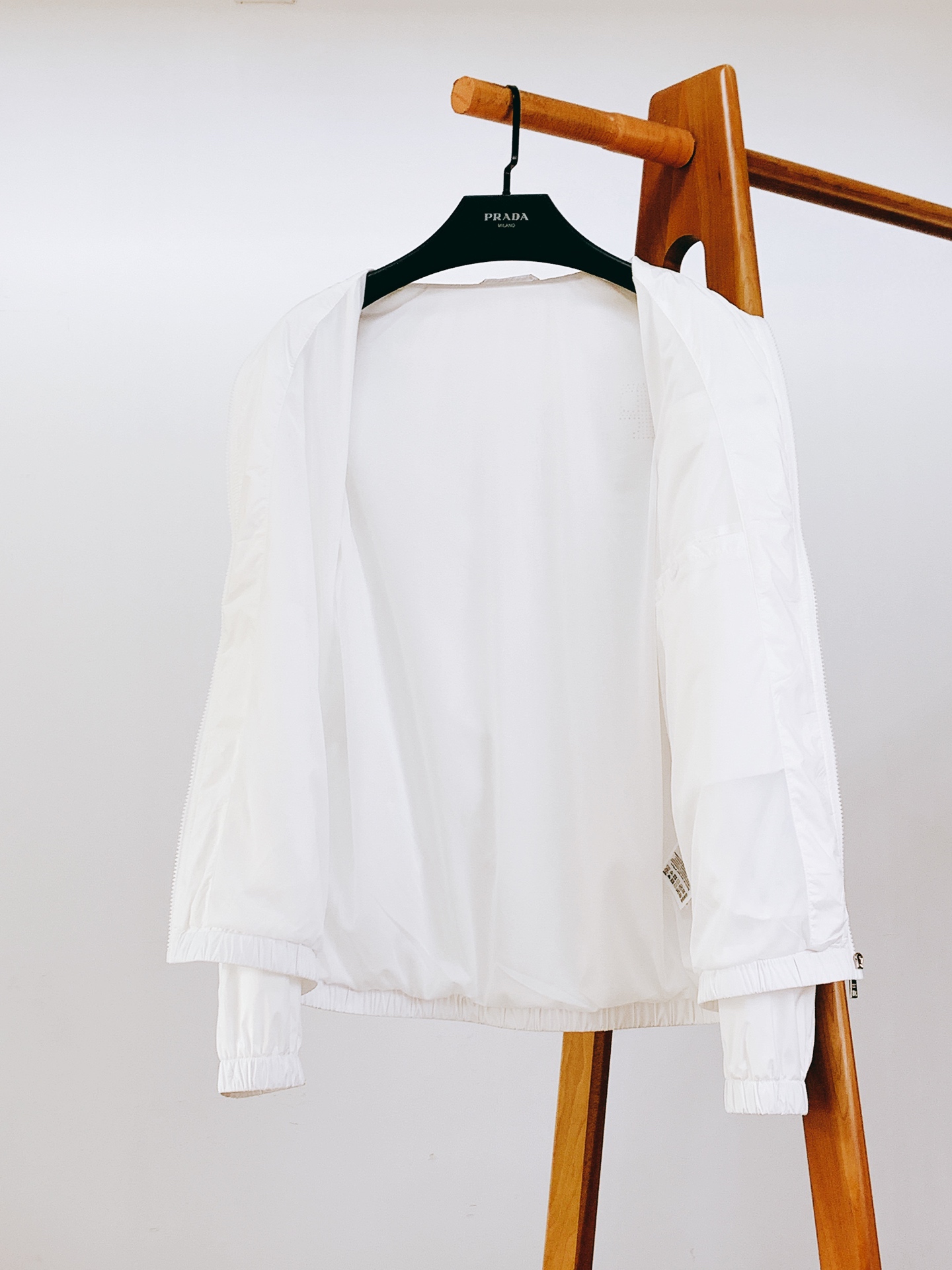 Prada 普拉达 2026SS早春新品立领尼龙夹克。甄选品牌标志性再生尼龙面料，轻量防风防泼水，上身顺