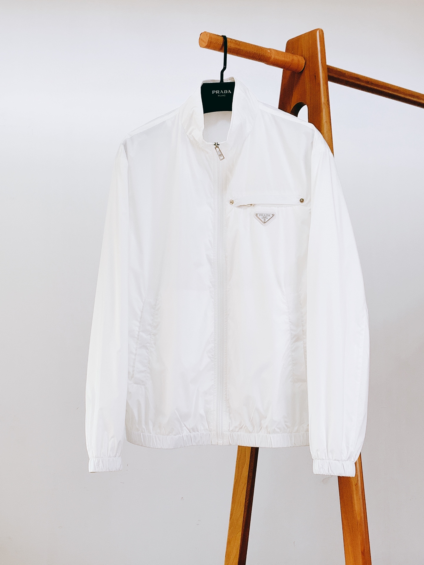 Prada 普拉达 2026SS早春新品立领尼龙夹克。甄选品牌标志性再生尼龙面料，轻量防风防泼水，上身顺