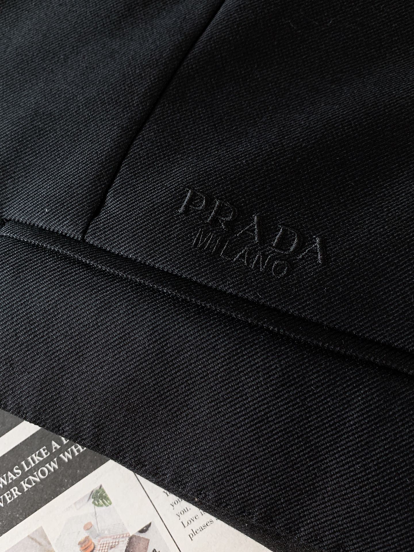 Prada 普拉达 2026SS早春新品轻量休闲单西。高端定制高支斜纹混纺面料，挺括抗皱又亲肤透气，上身