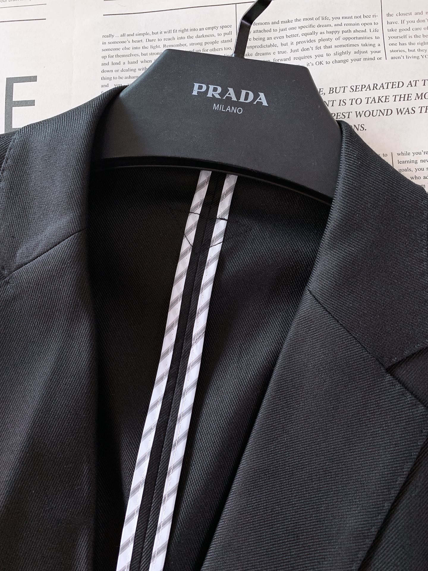 Prada 普拉达 2026SS早春新品轻量休闲单西。高端定制高支斜纹混纺面料，挺括抗皱又亲肤透气，上身